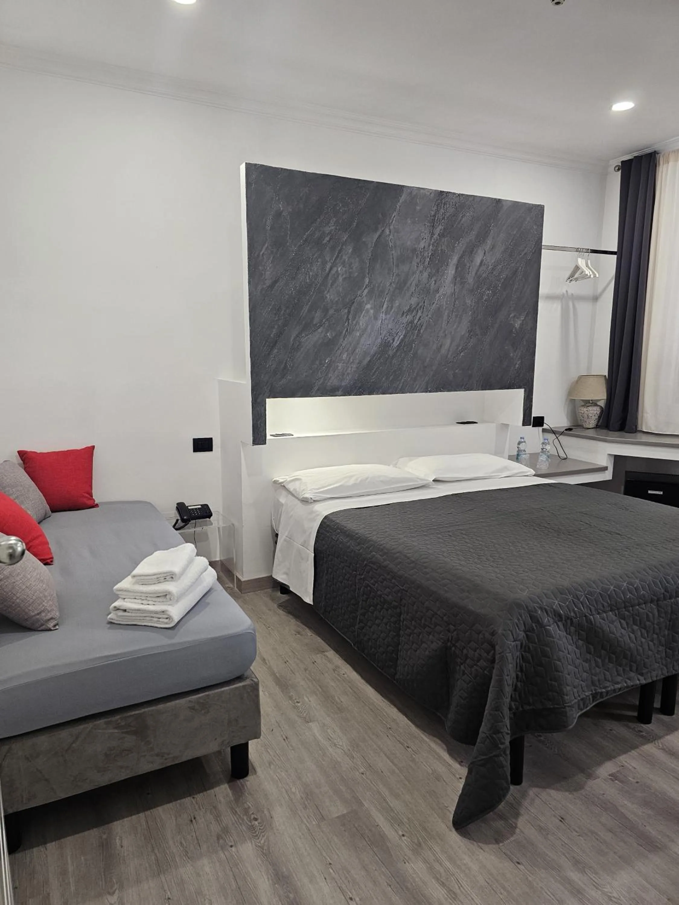 Bedroom, Bed in Crossroad Hotel