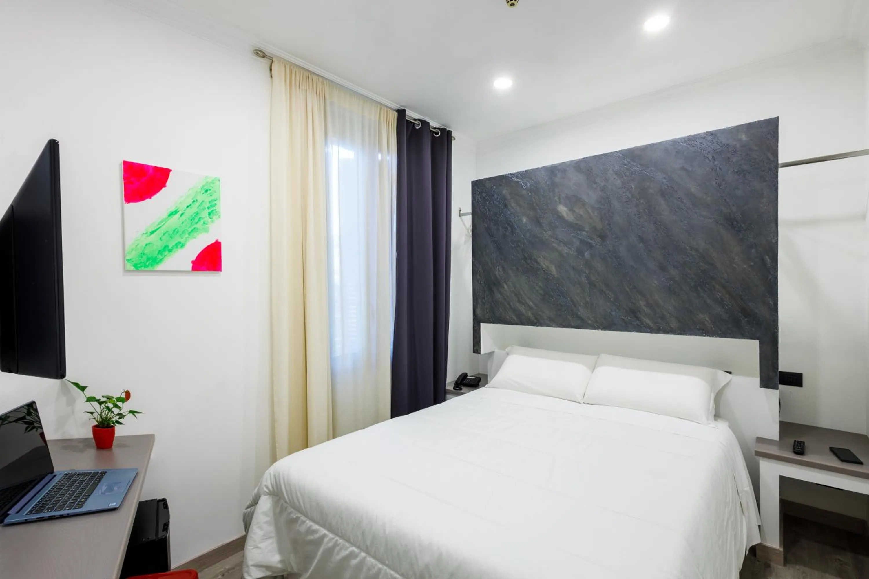 Bedroom, Bed in Crossroad Hotel