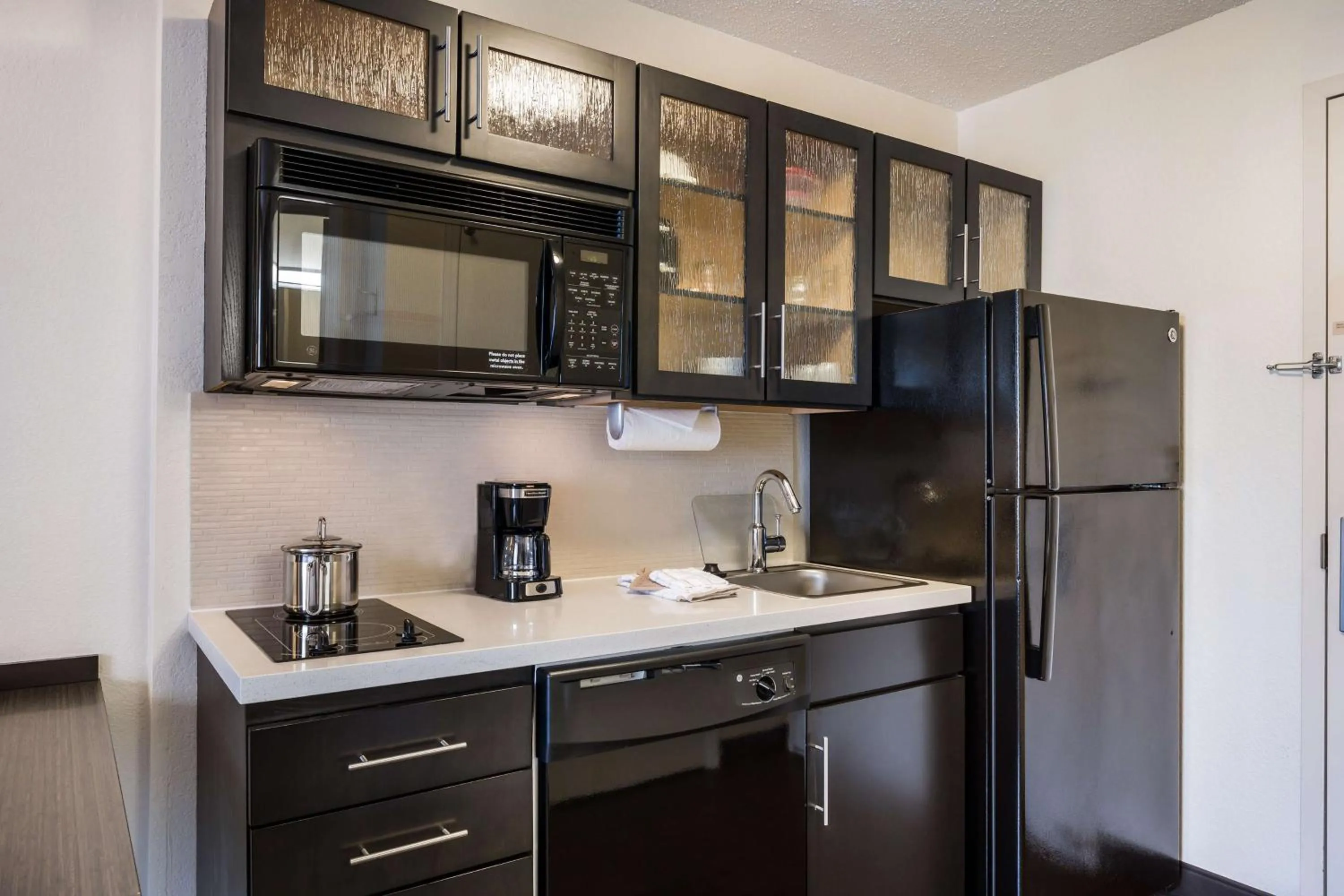 Kitchen or kitchenette in Sonesta Simply Suites Phoenix Glendale