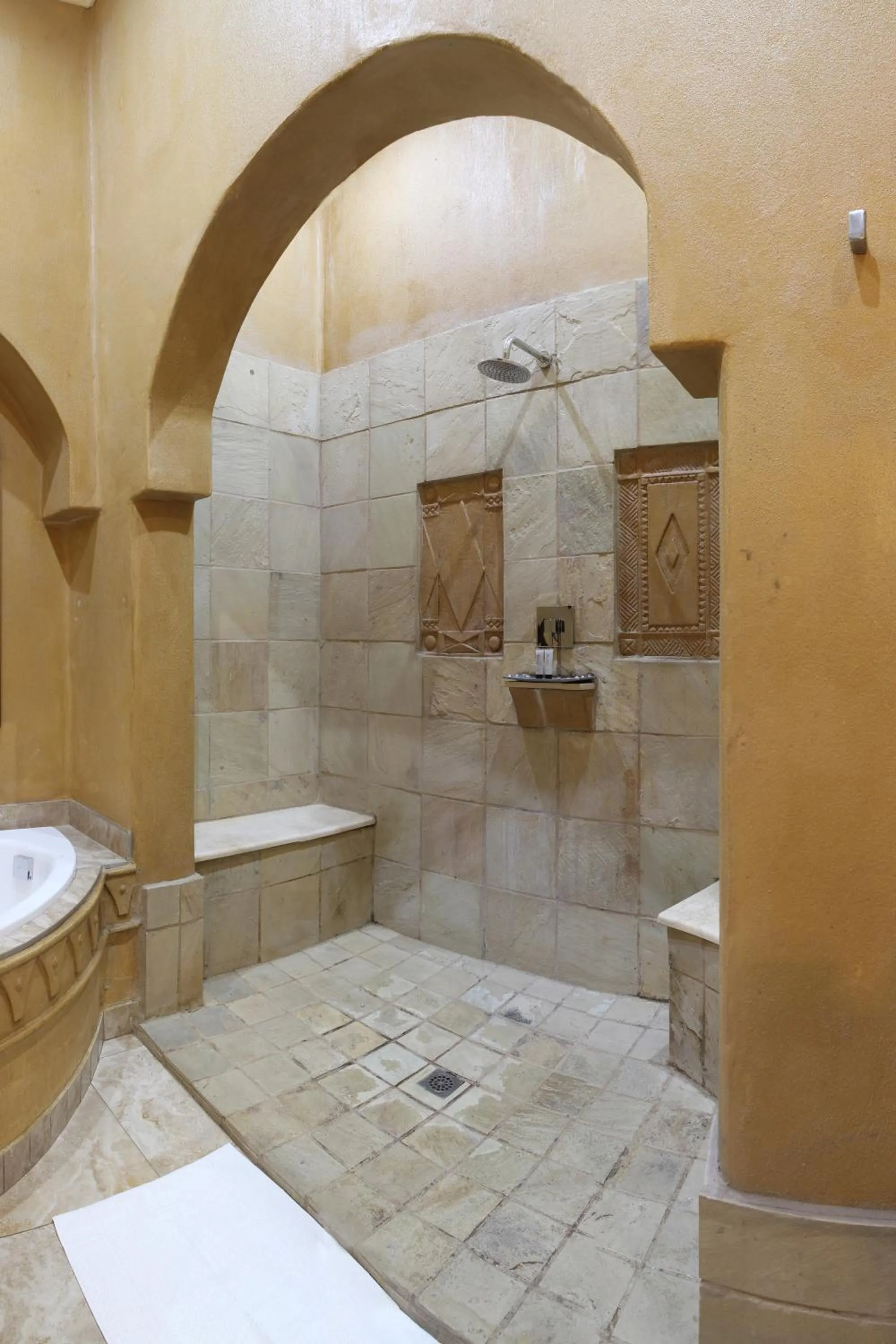 Shower in Royal Elephant Hotel & Conference Centre