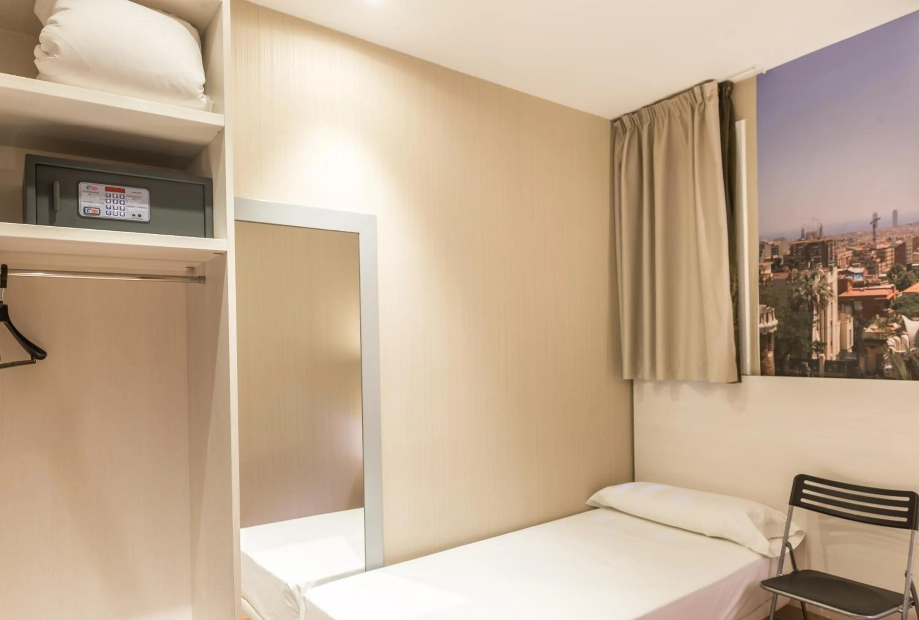 Decorative detail, Bed in Hostal BCN Ramblas