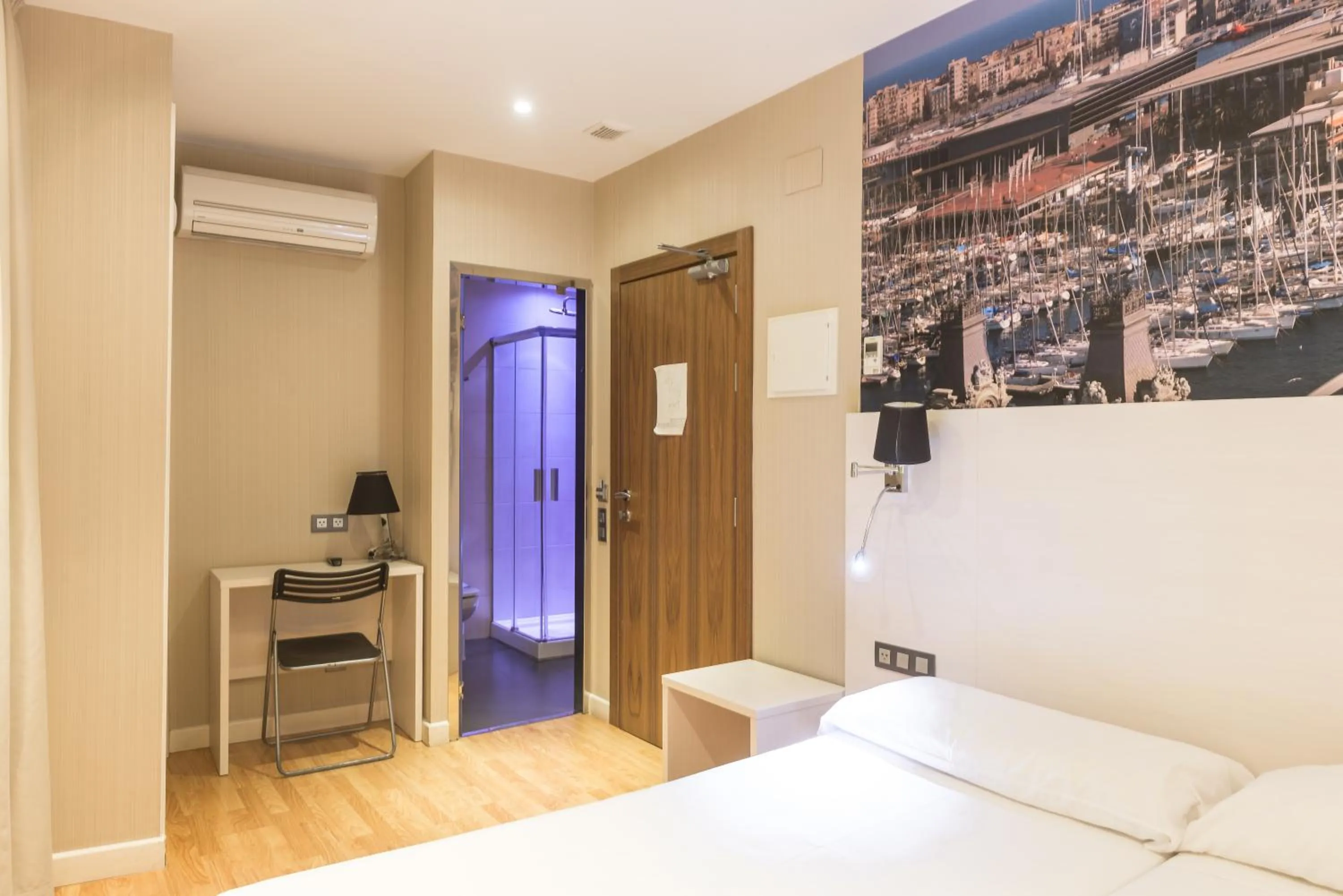 Decorative detail, Bed in Hostal BCN Ramblas