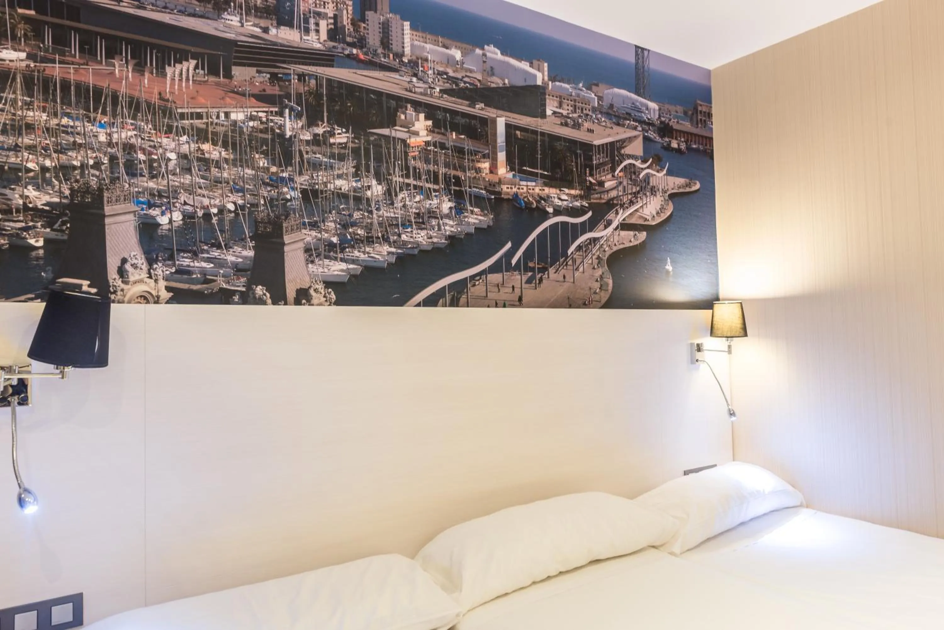 Decorative detail, Bed in Hostal BCN Ramblas