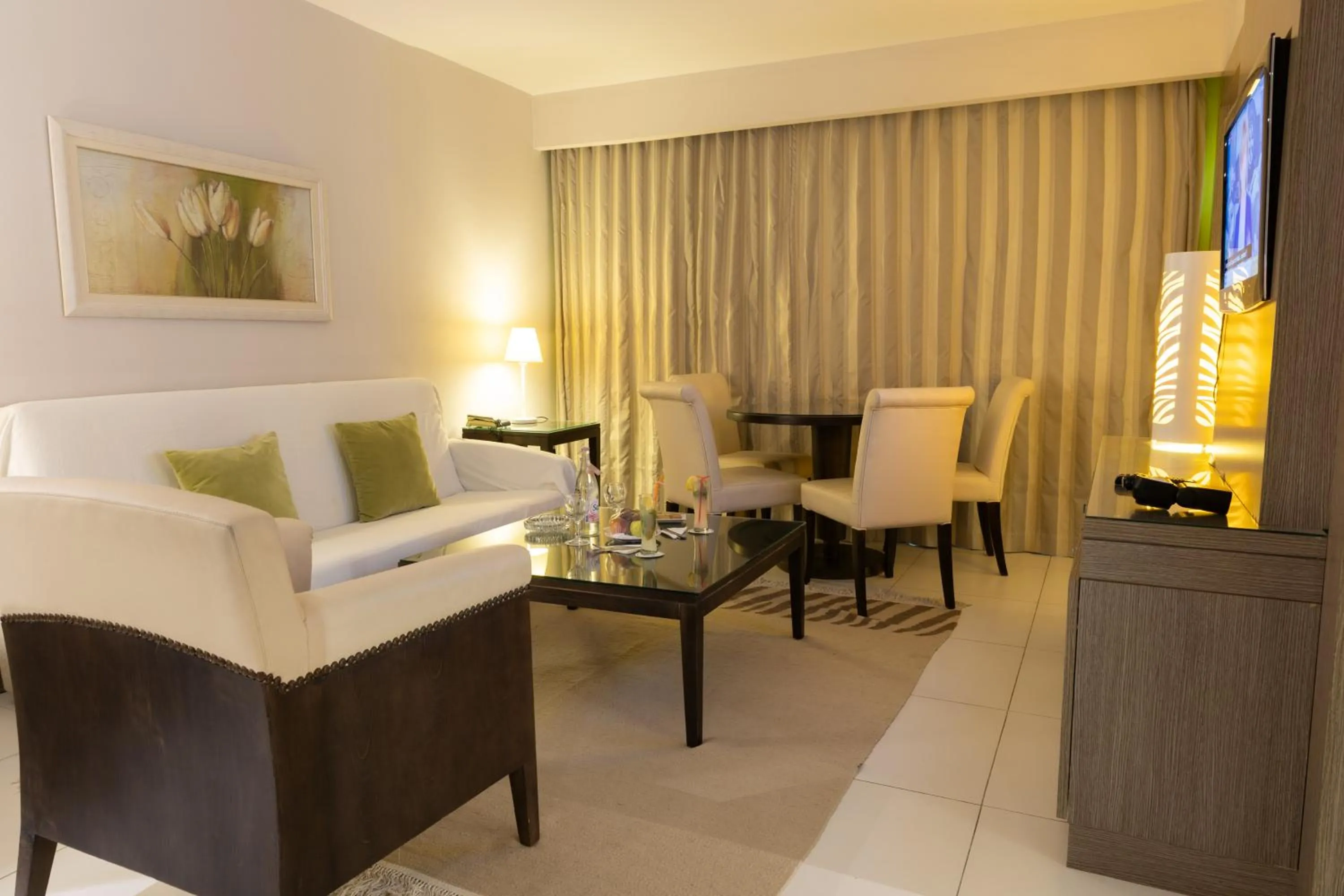 Living room, Bed in Golf Royal Hotel