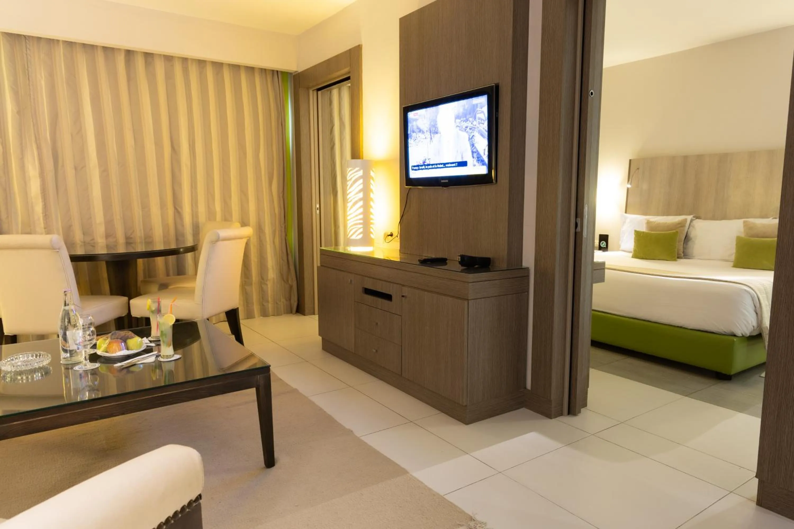 Living room, Bed in Golf Royal Hotel