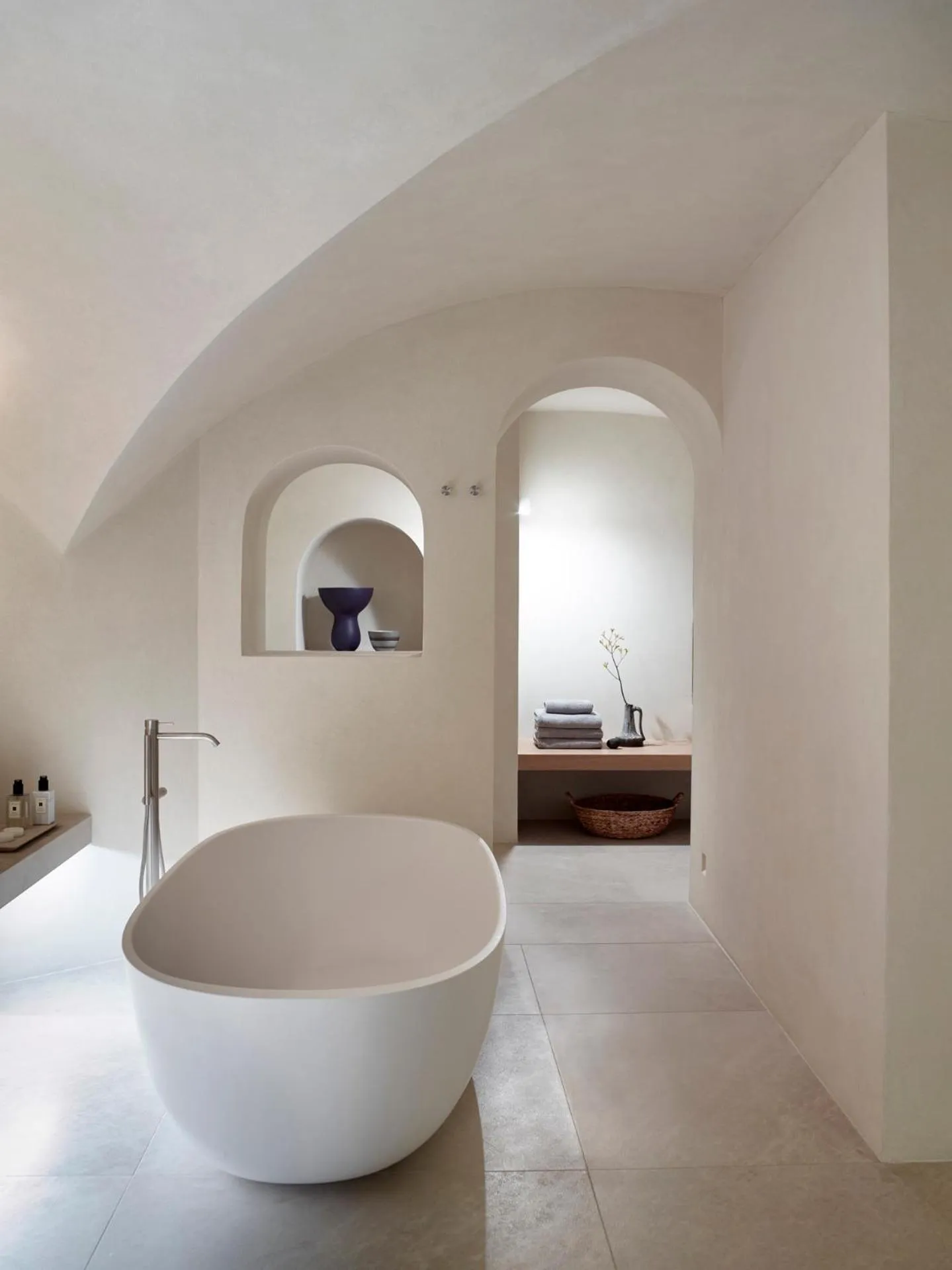 Bathroom, Bed in Villa Bordeaux
