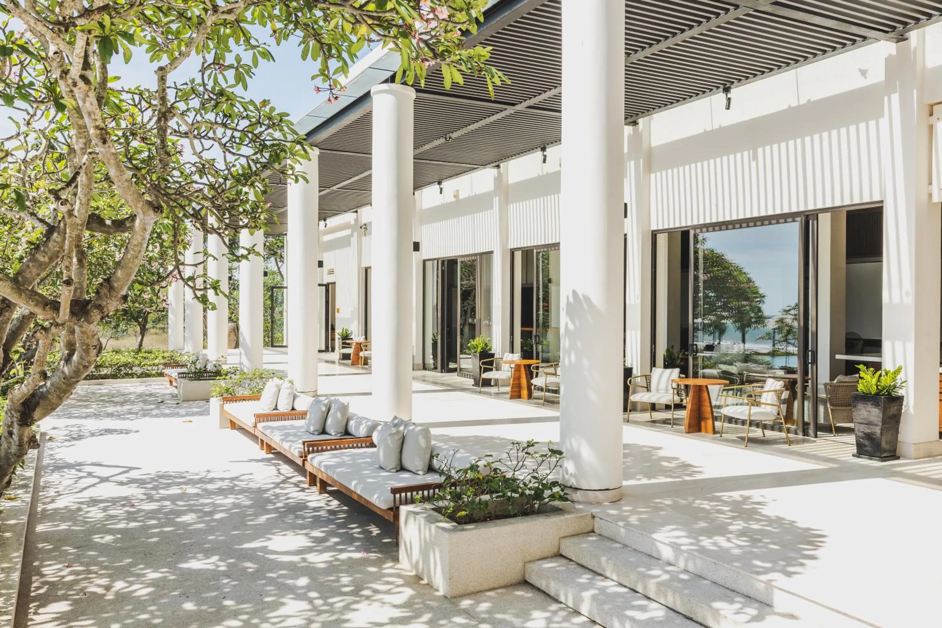 Restaurant/places to eat in Azerai Ke Ga Bay