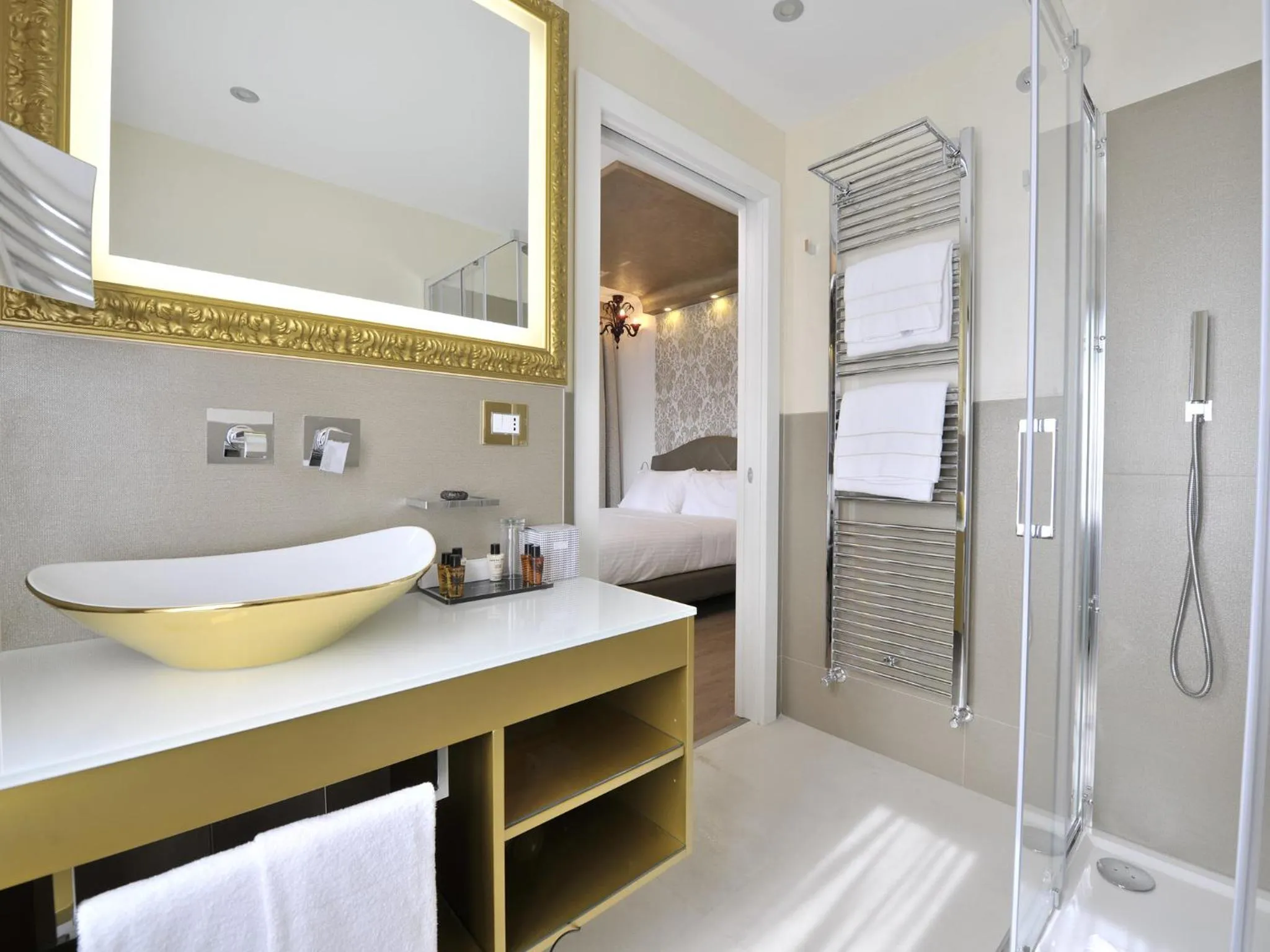 Bathroom, Bed in Al Theatro Palace
