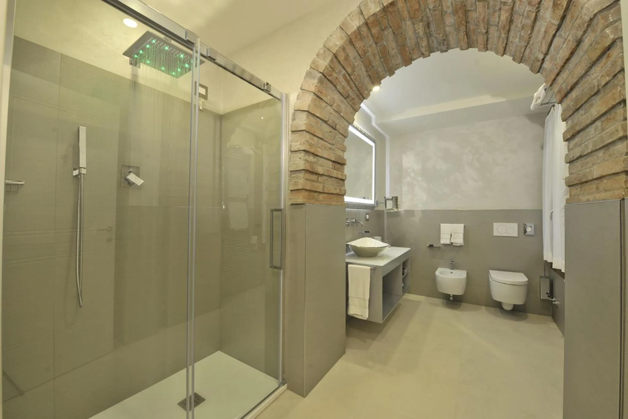 Shower in Al Theatro Palace