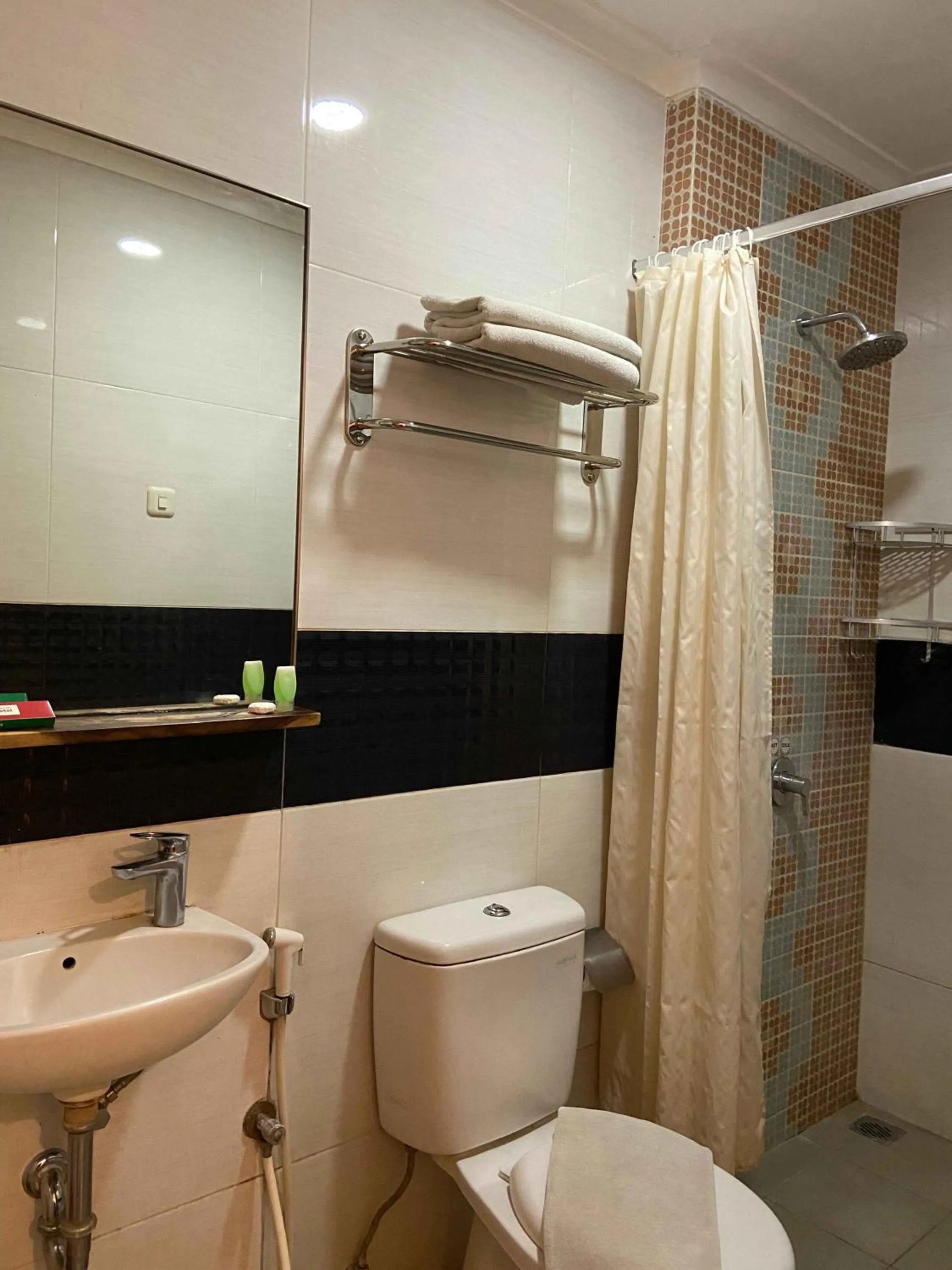 Bathroom in Green Red Hotel Syariah Jombang