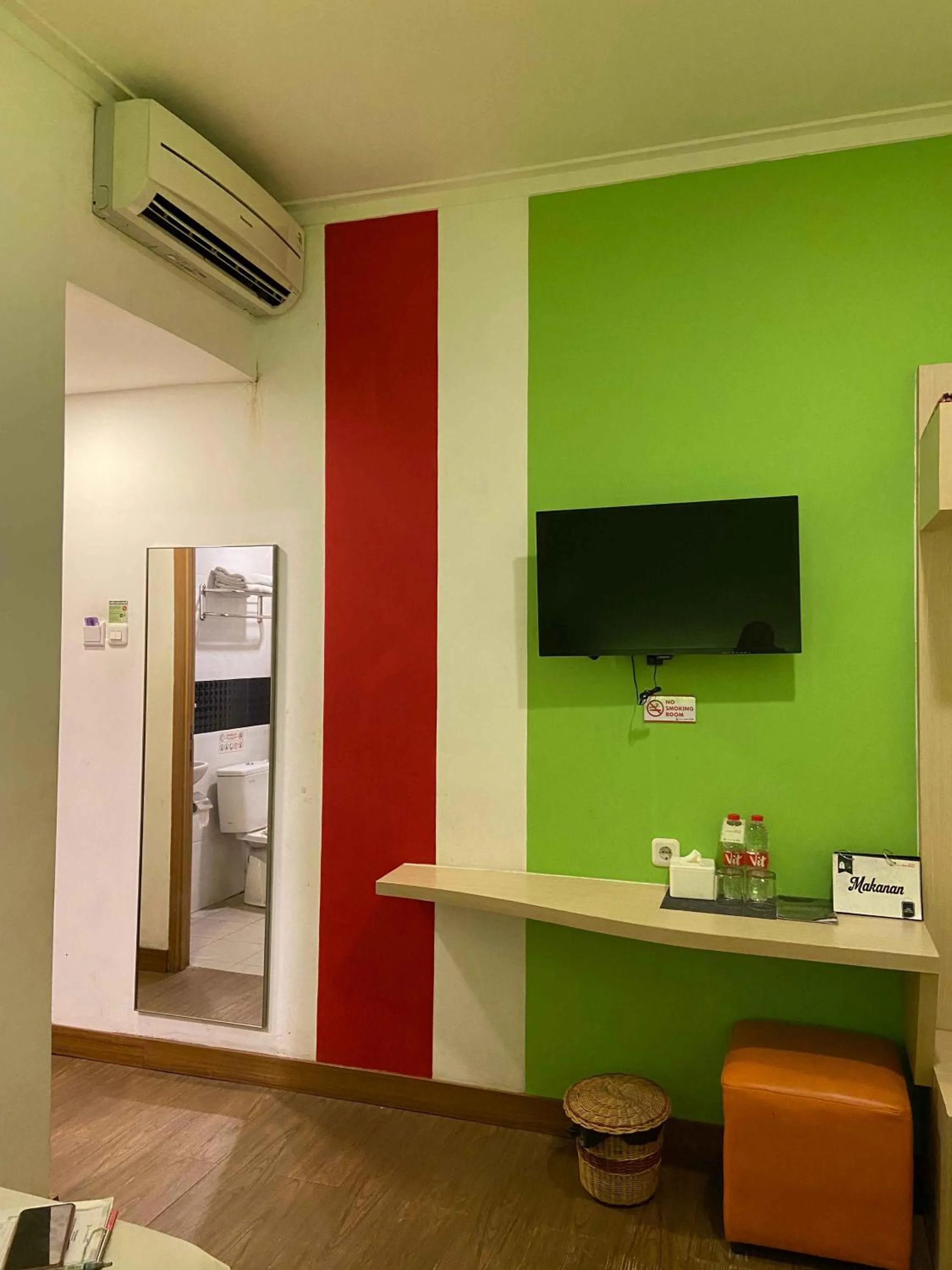 TV and multimedia in Green Red Hotel Syariah Jombang