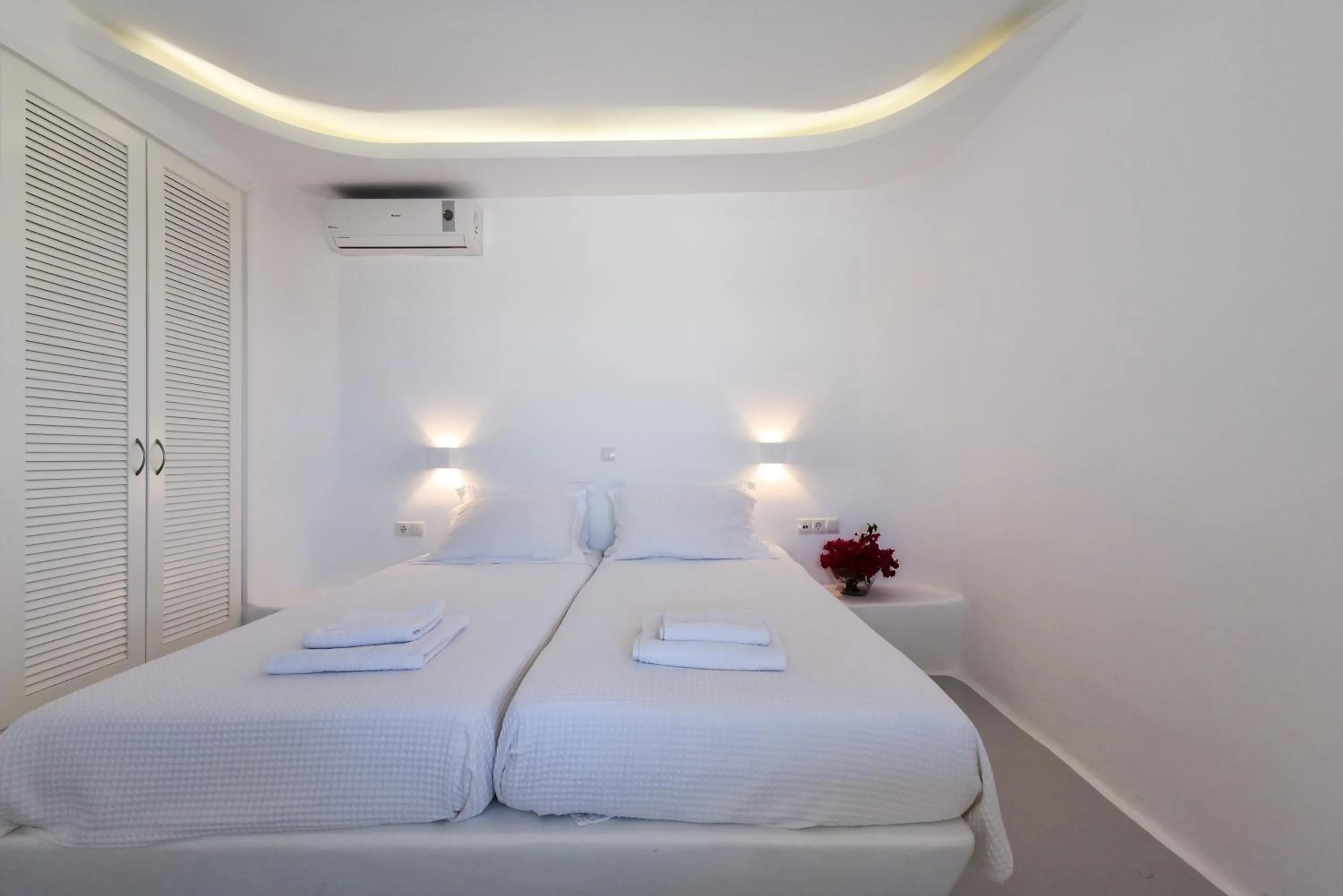 Photo of the whole room, Bed in Cavos