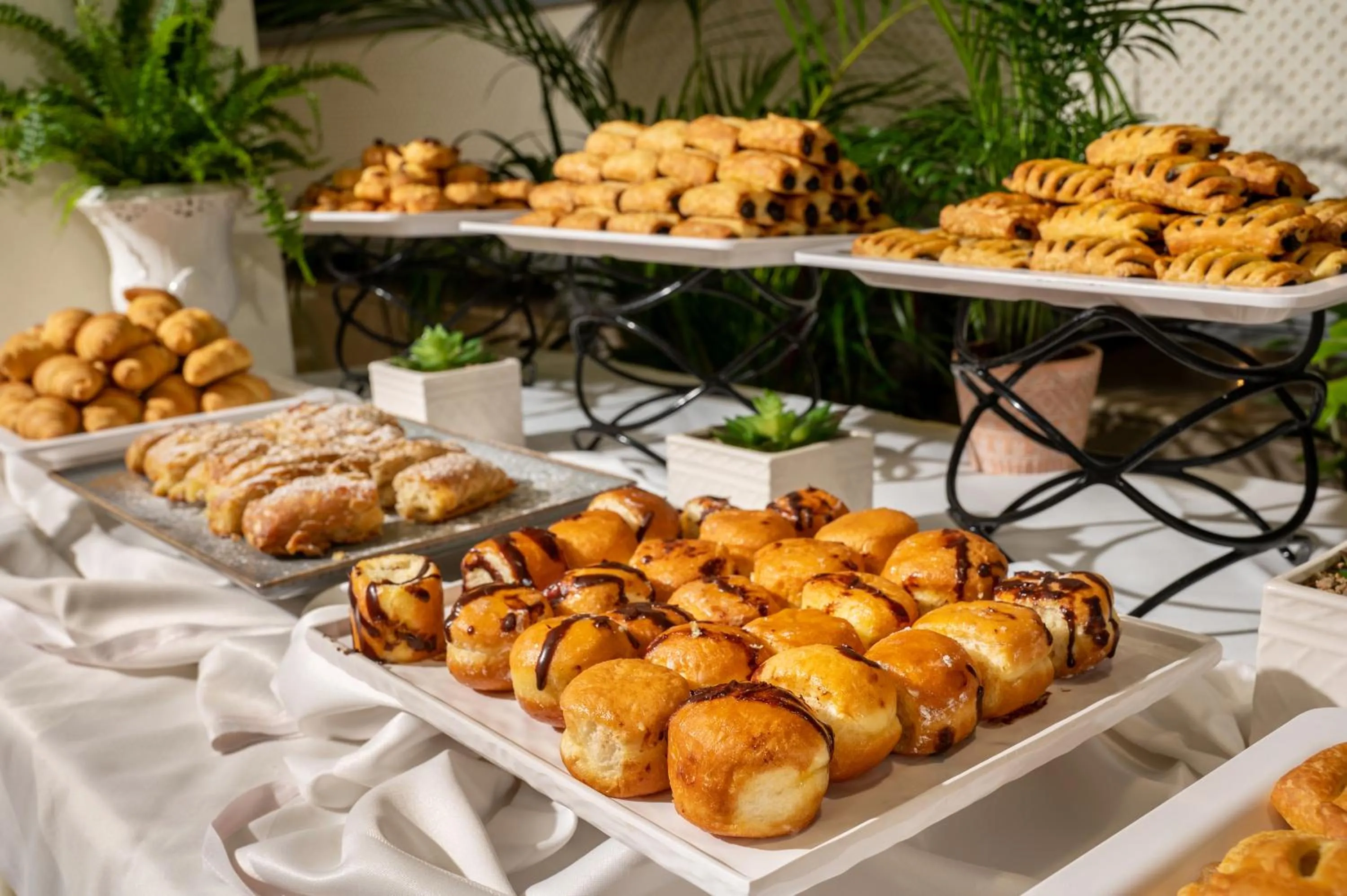 Restaurant/places to eat in Royal & Imperial Belvedere Resort