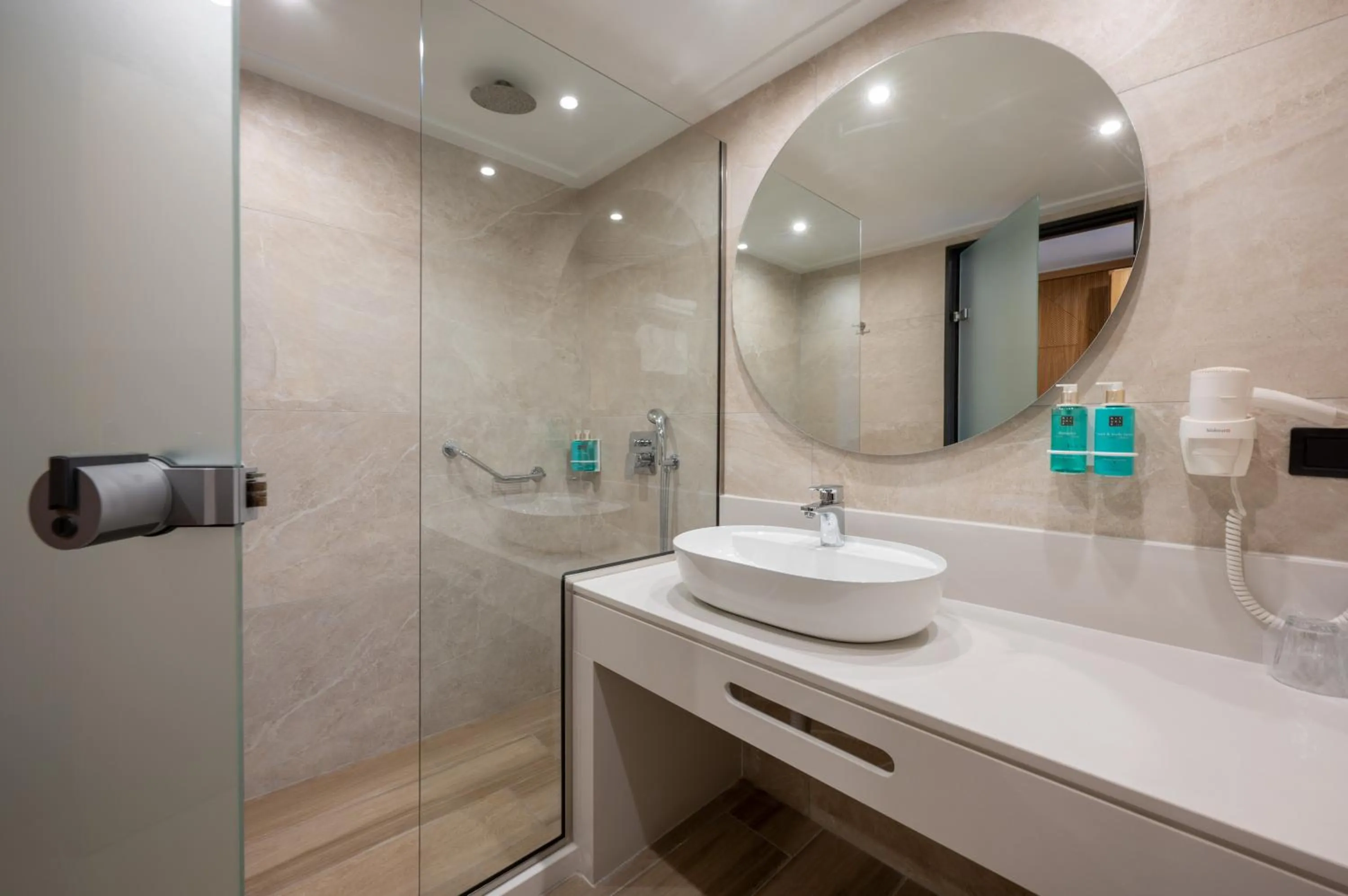 Shower in Royal & Imperial Belvedere Resort