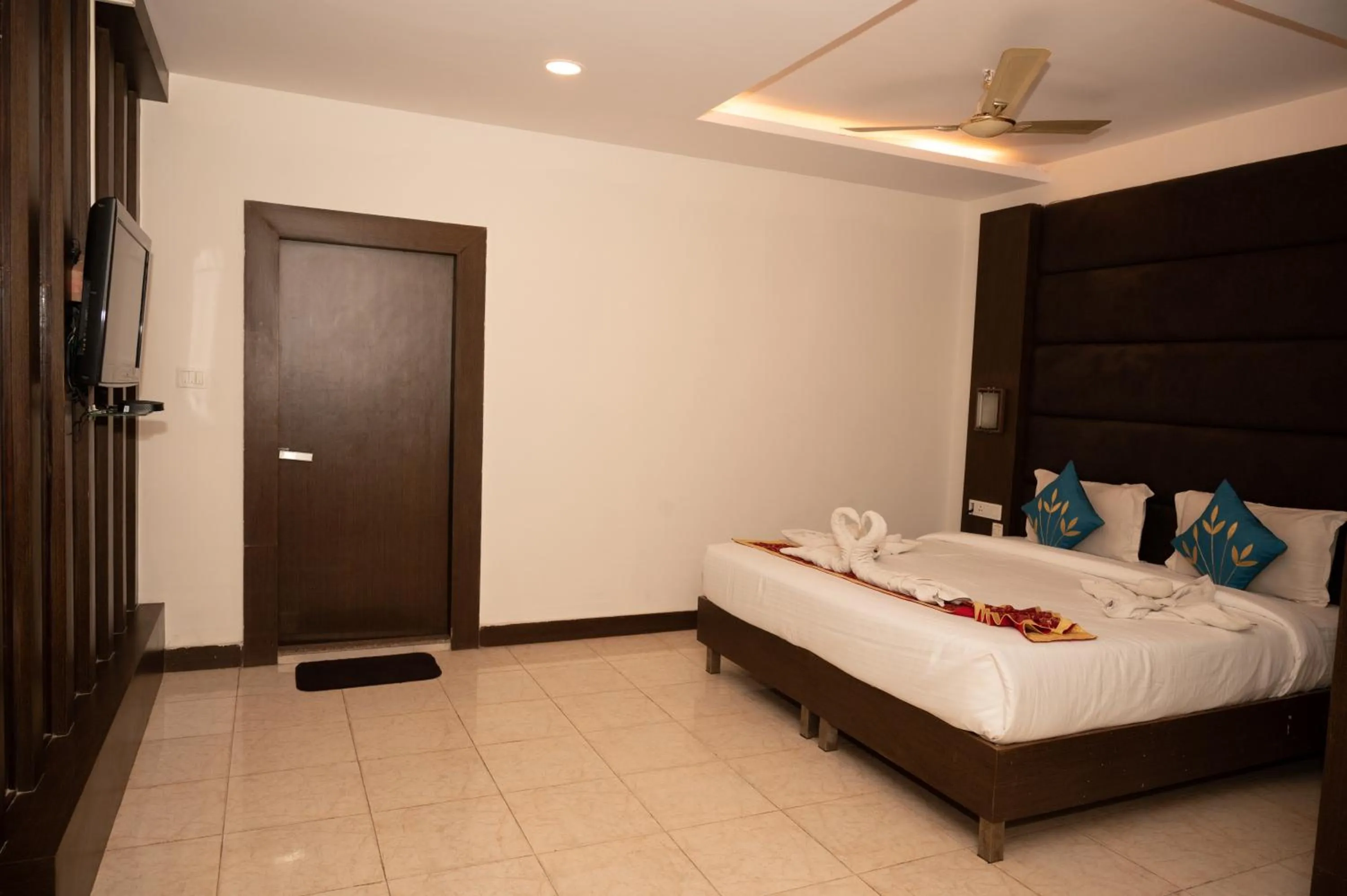 room service, Bed in The Himalaya Park