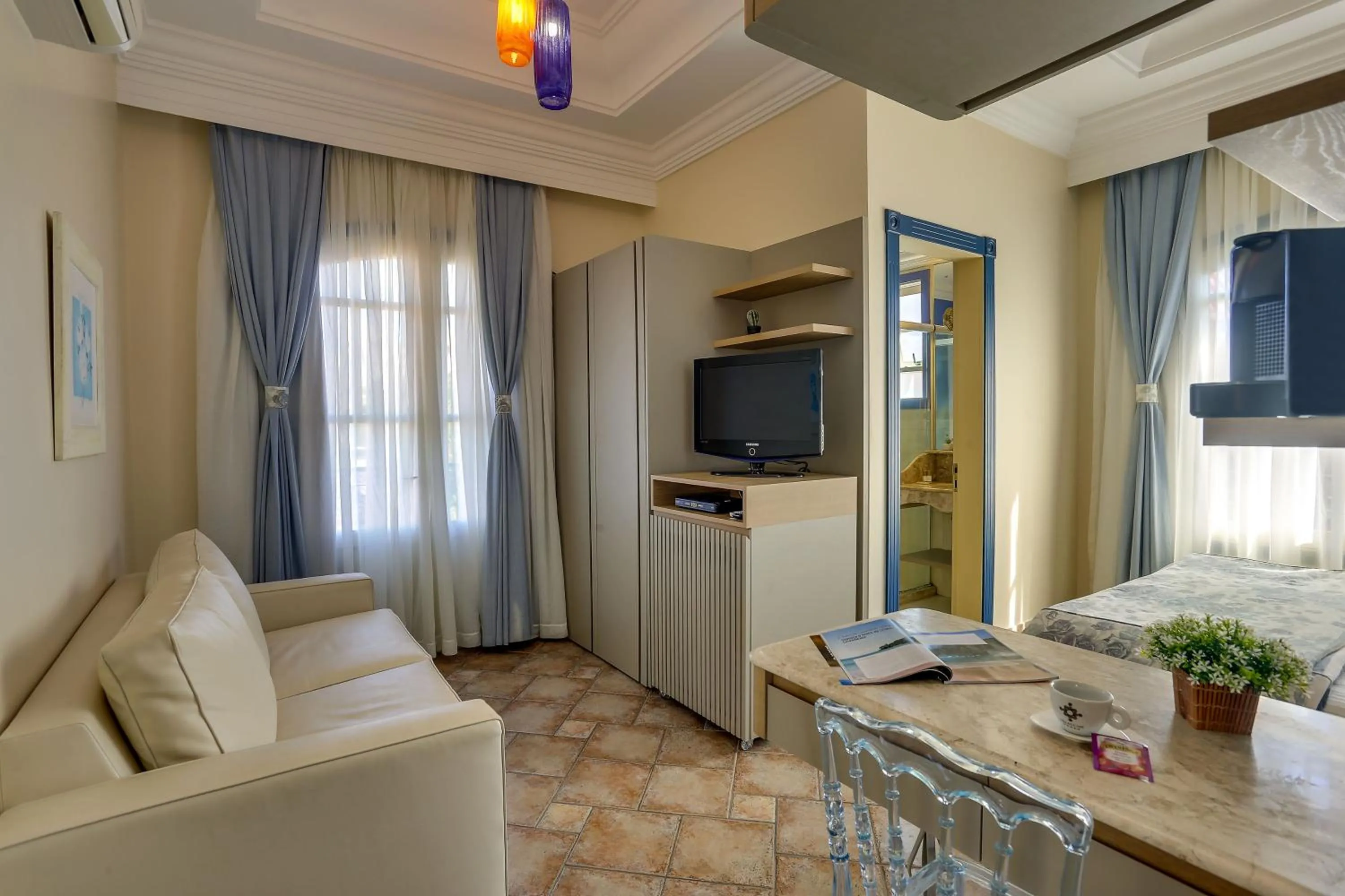 TV and multimedia in Villas Jurerê Hotel Boutique