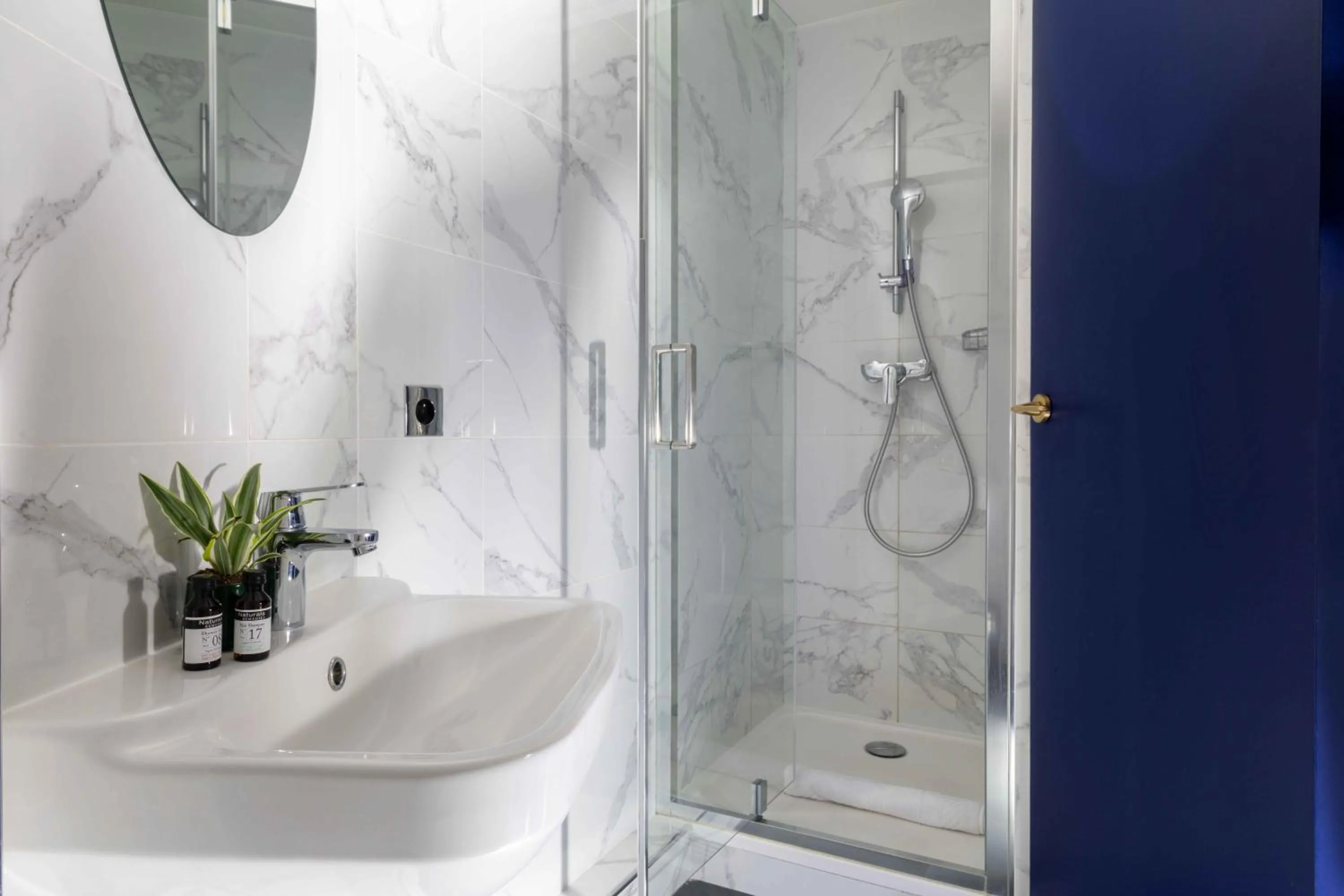 Bathroom in Hôtel Léna