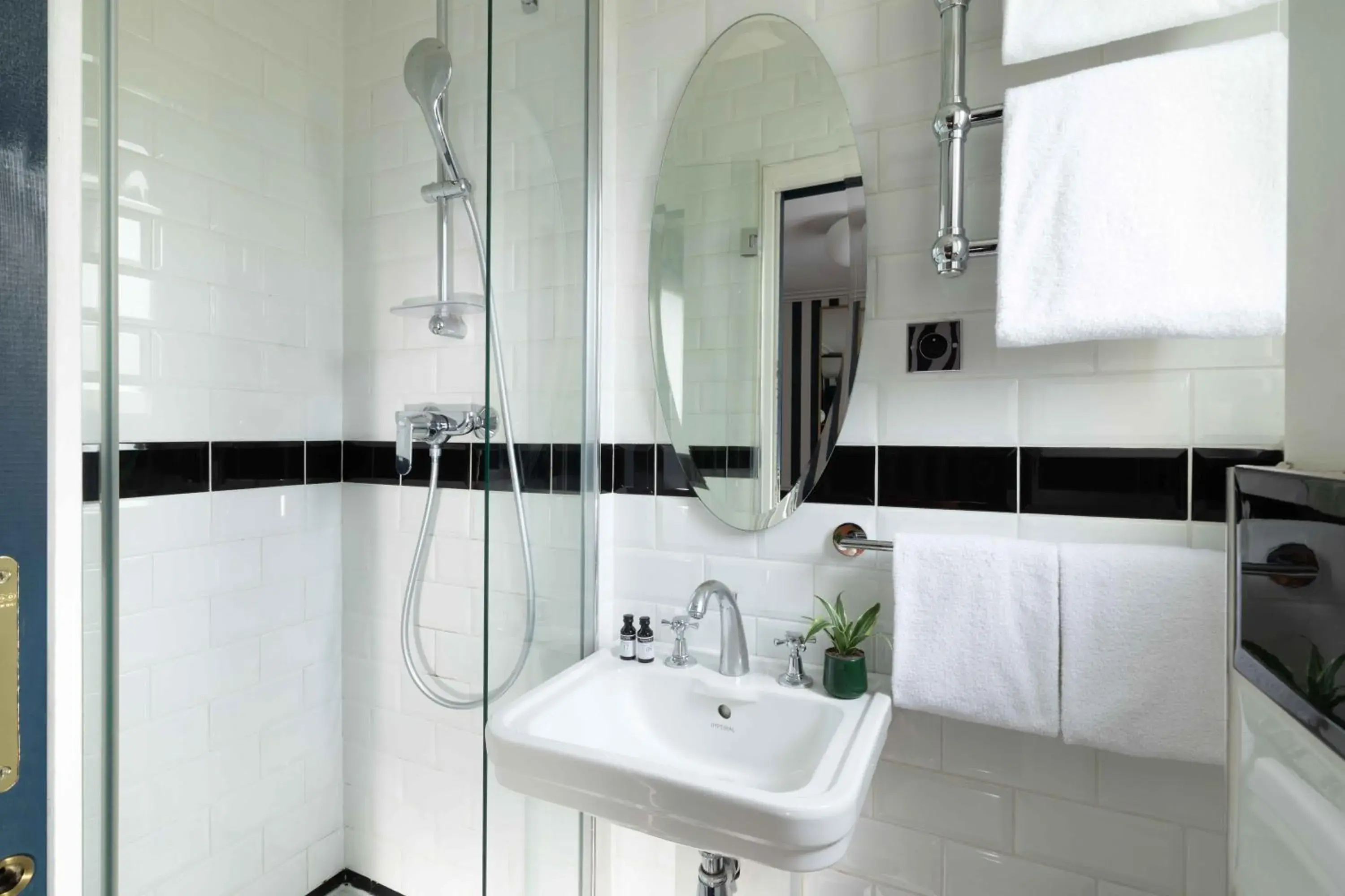 Classic Room in Hôtel Léna Classic Room in Hôtel Léna