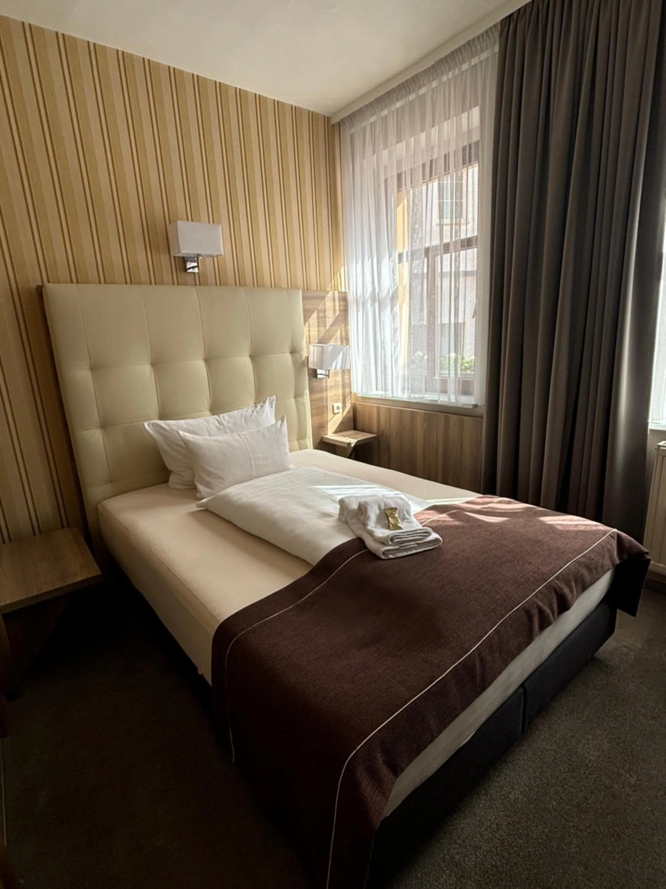 Bed in "Zur Altstadt - Am Fuße der Osterburg" Gaststätte, Pension, FEWO