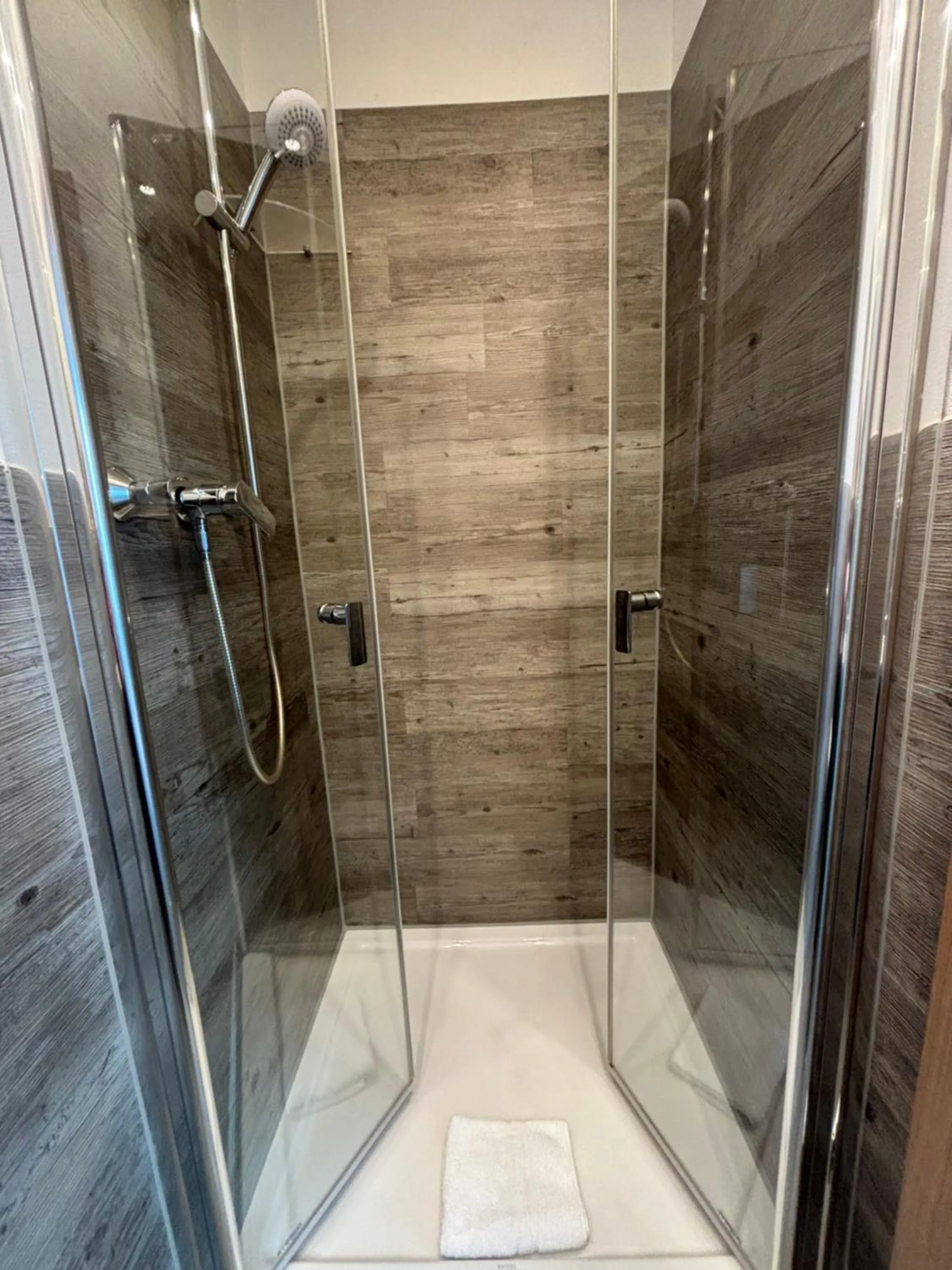 Shower in "Zur Altstadt - Am Fuße der Osterburg" Gaststätte, Pension, FEWO