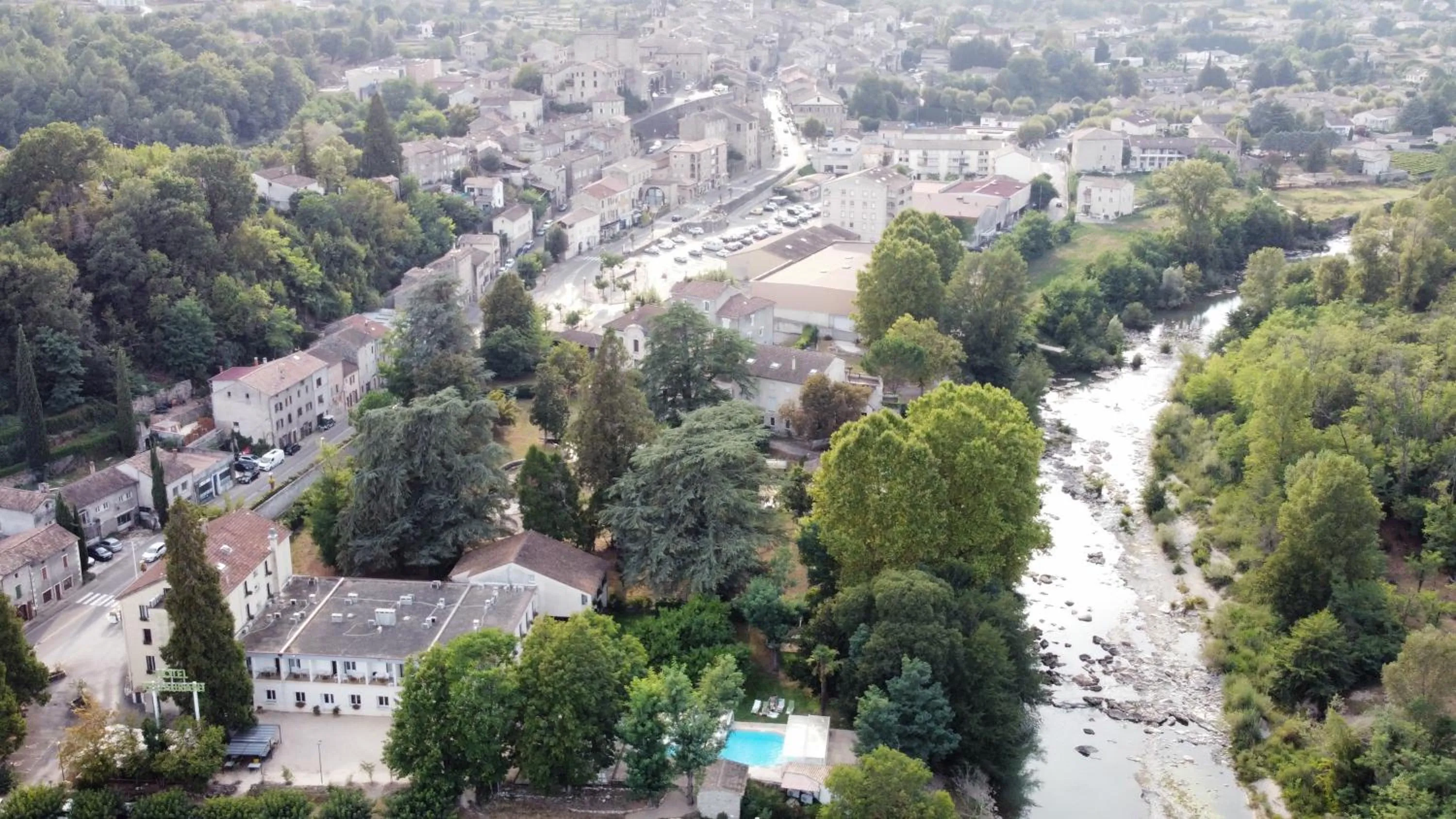 Property building in Logis Hôtel Restaurant Les Cèdres