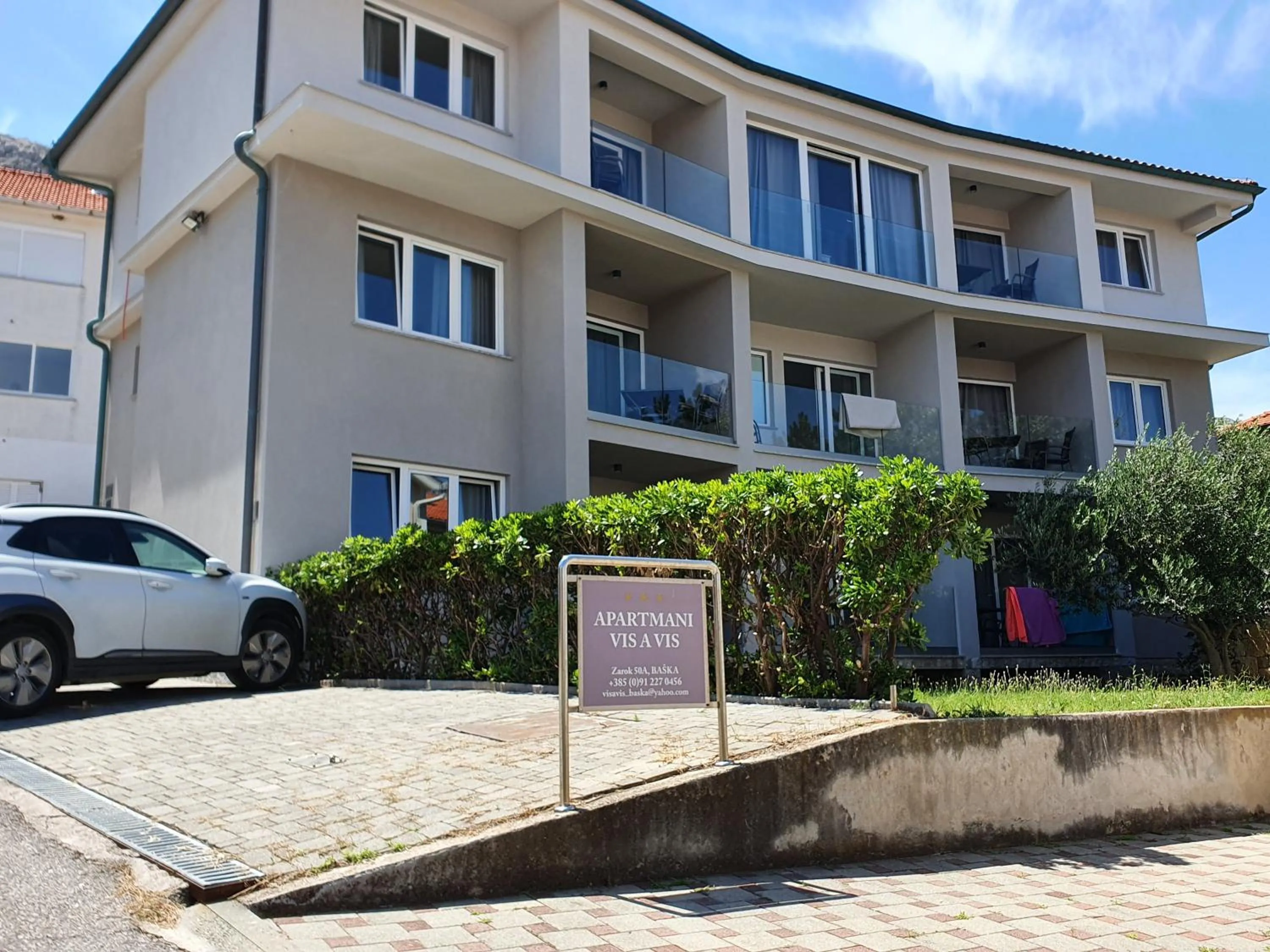 Vis a Vis Apartments