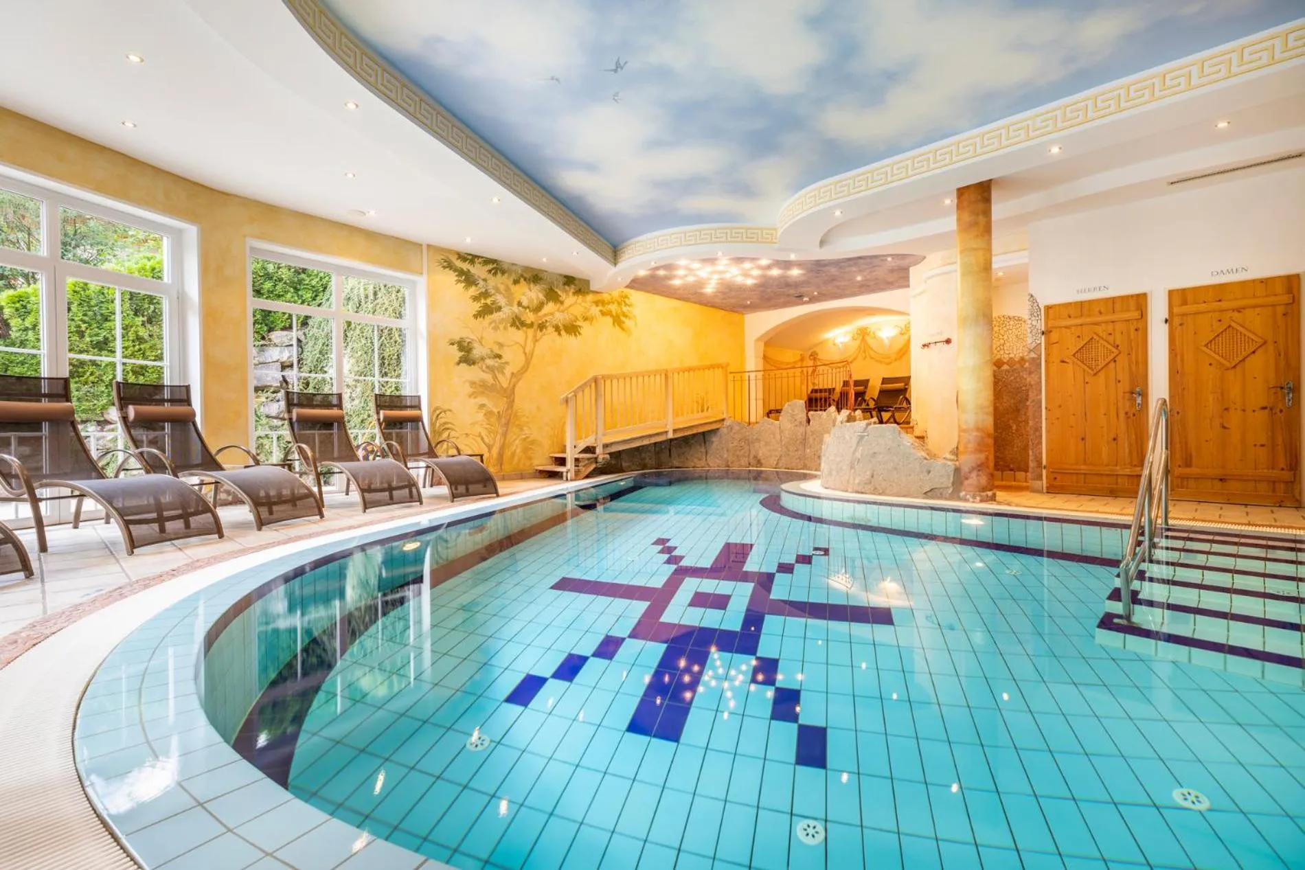 Swimming pool in Familien- und Wellnesshotel Hanneshof