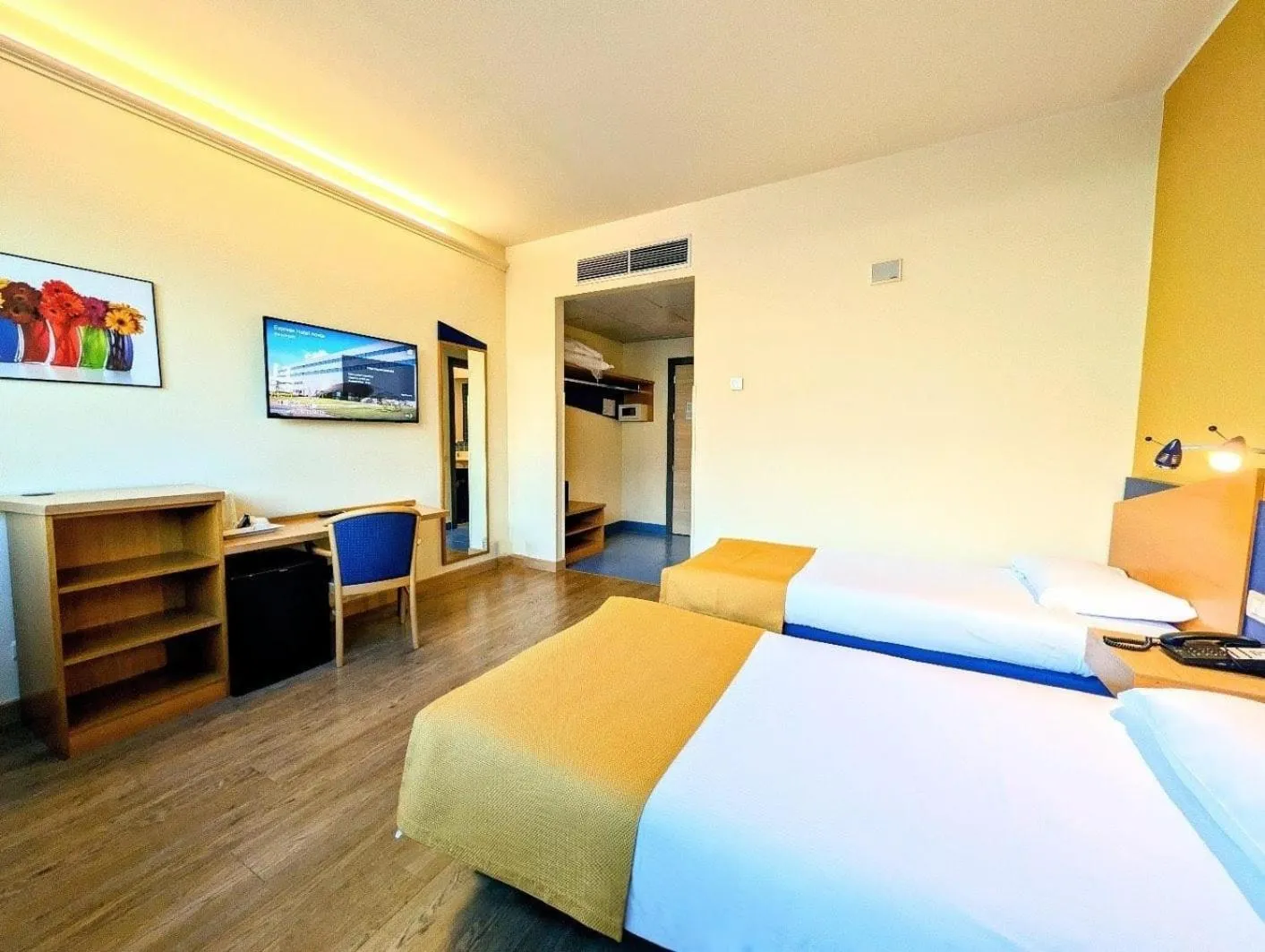 Photo of the whole room, Bed in Hotel Express Aosta East