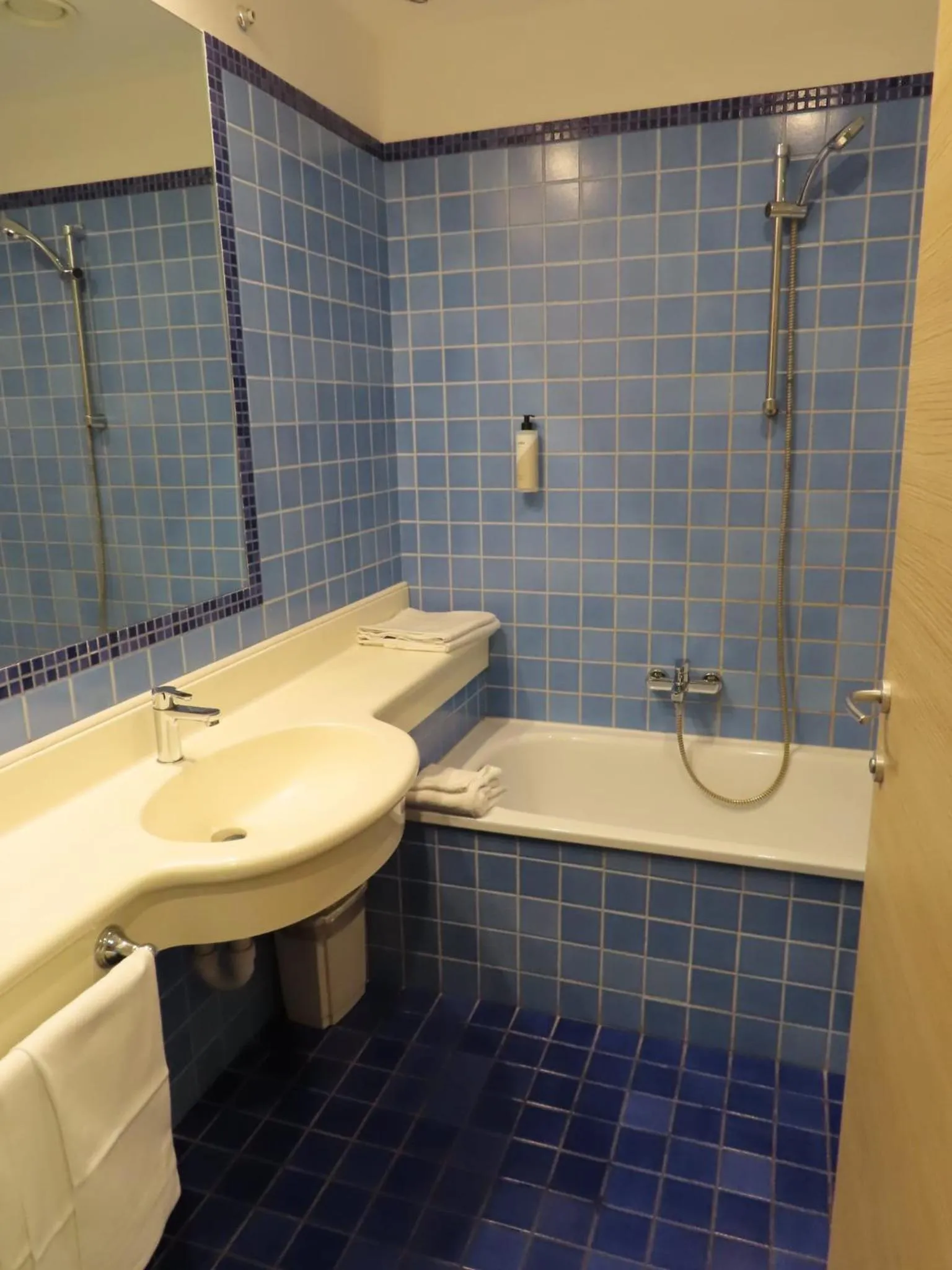 Bathroom in Hotel Express Aosta East