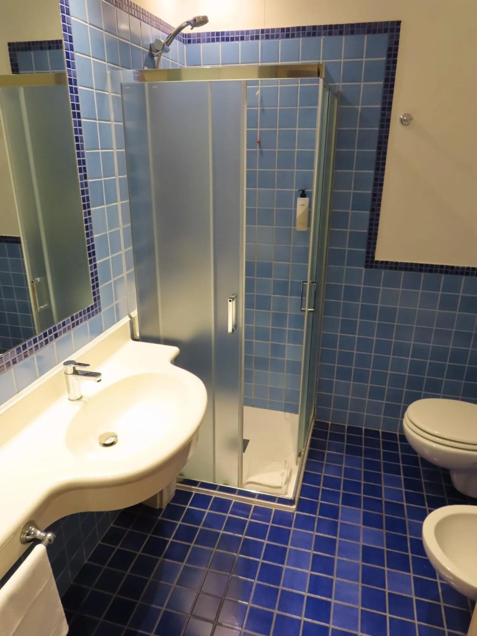 Shower in Hotel Express Aosta East