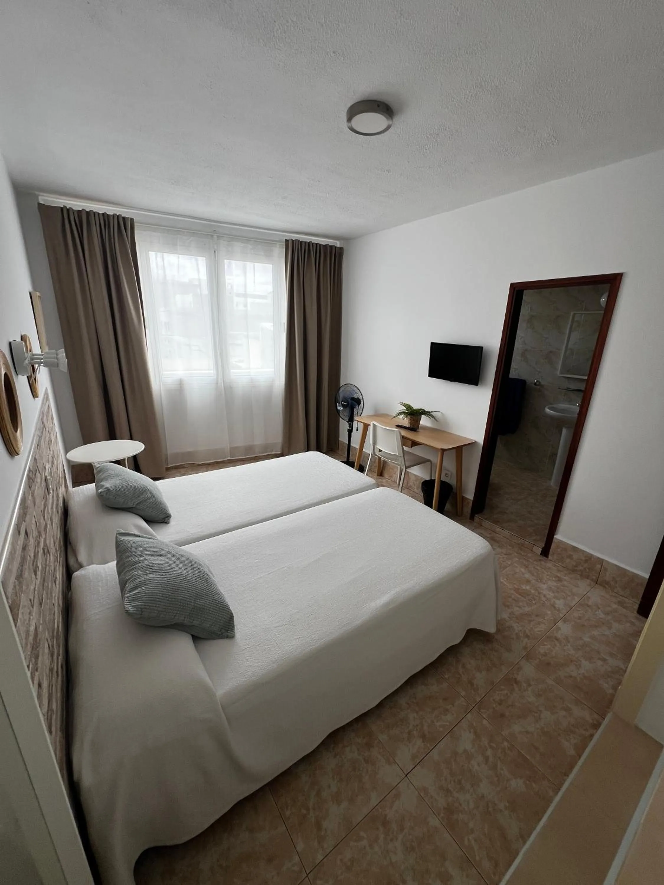 Area and facilities, Bed in Hostal Residencia Cardona