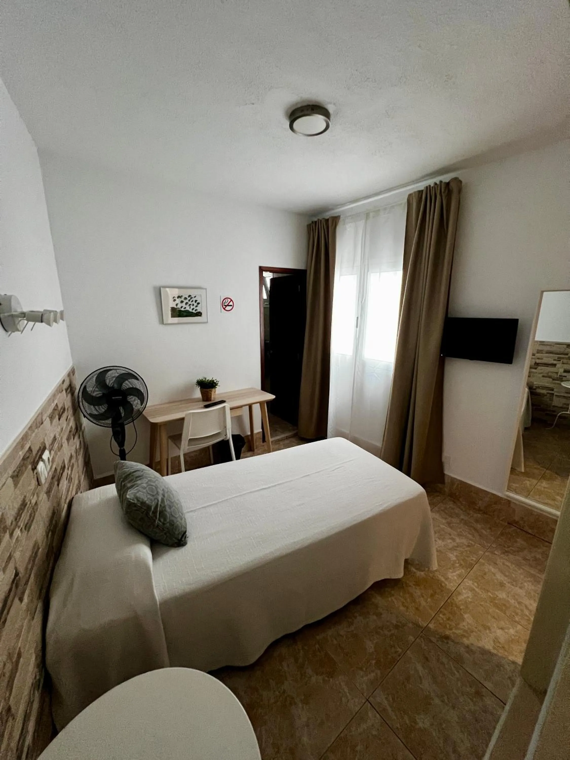 Area and facilities, Bed in Hostal Residencia Cardona