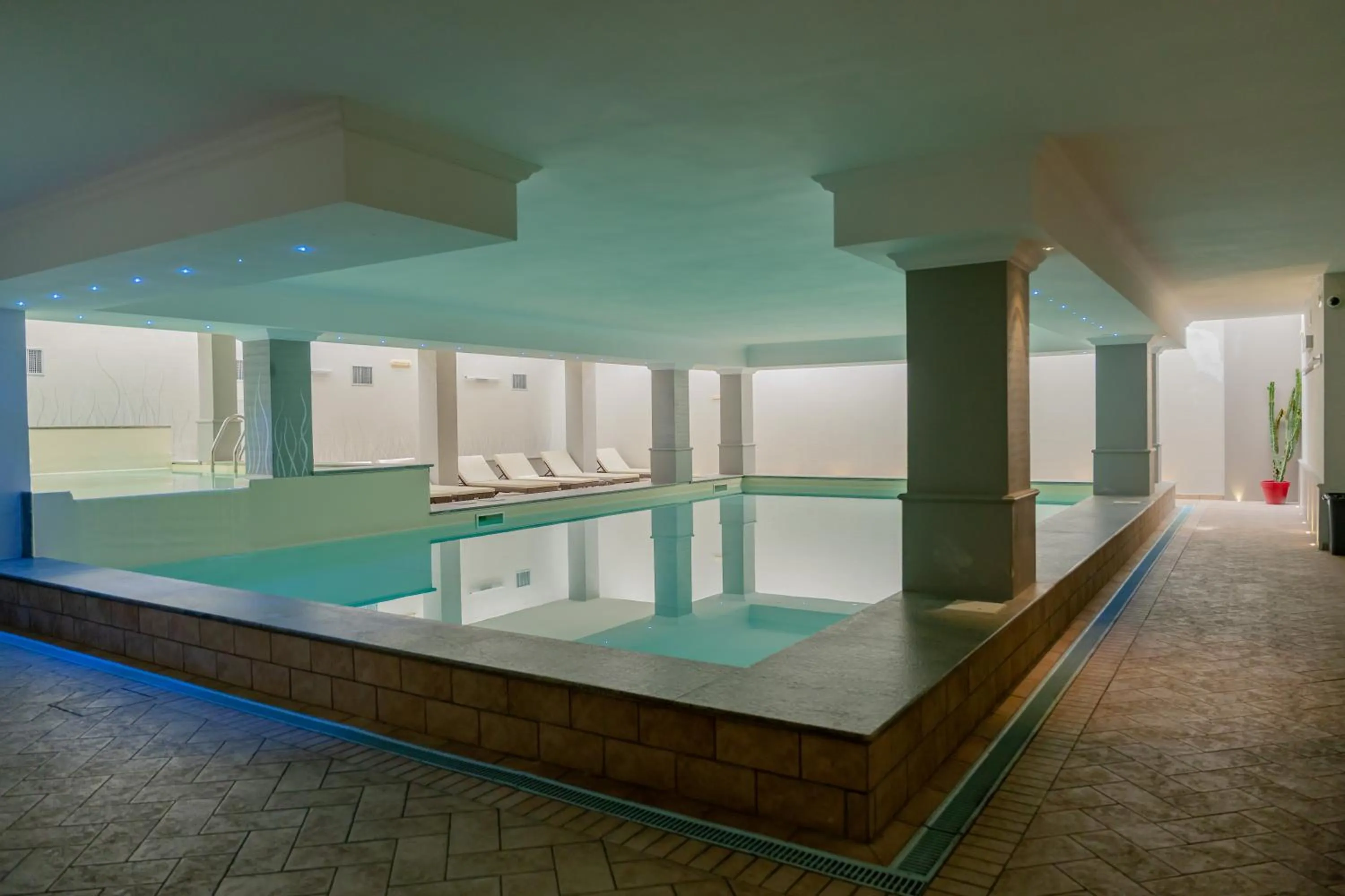 Swimming pool in Spa Hotel Splendid Sole