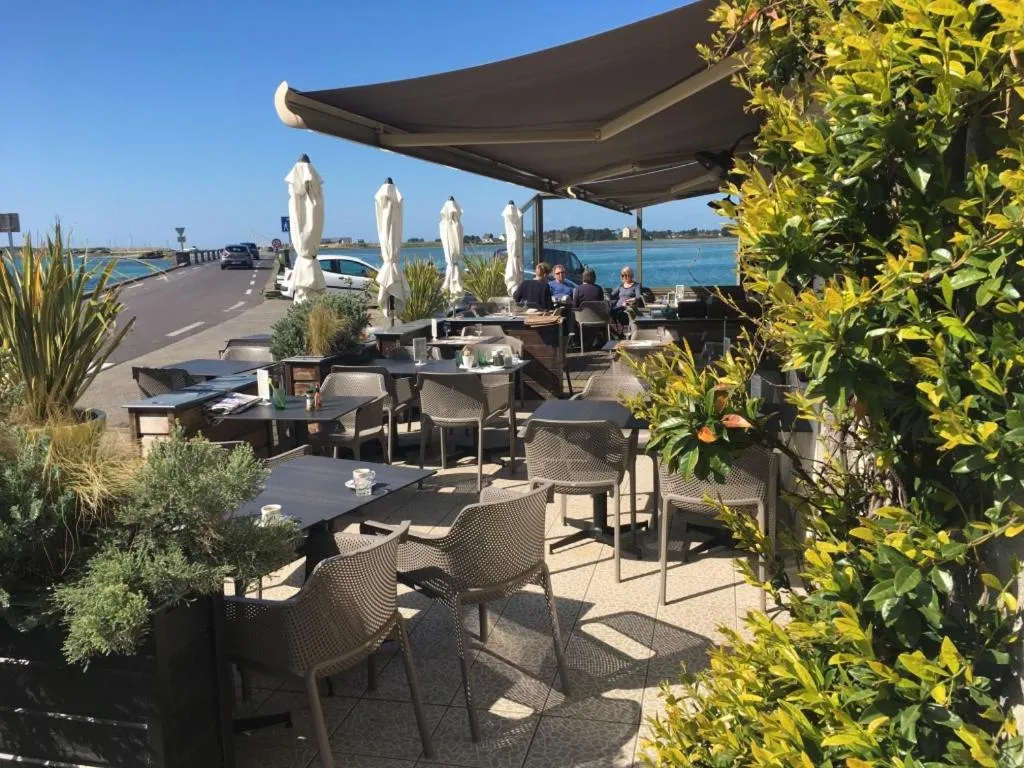 Dining area in Aux 13 Arches-Logis Hôtel Restaurant