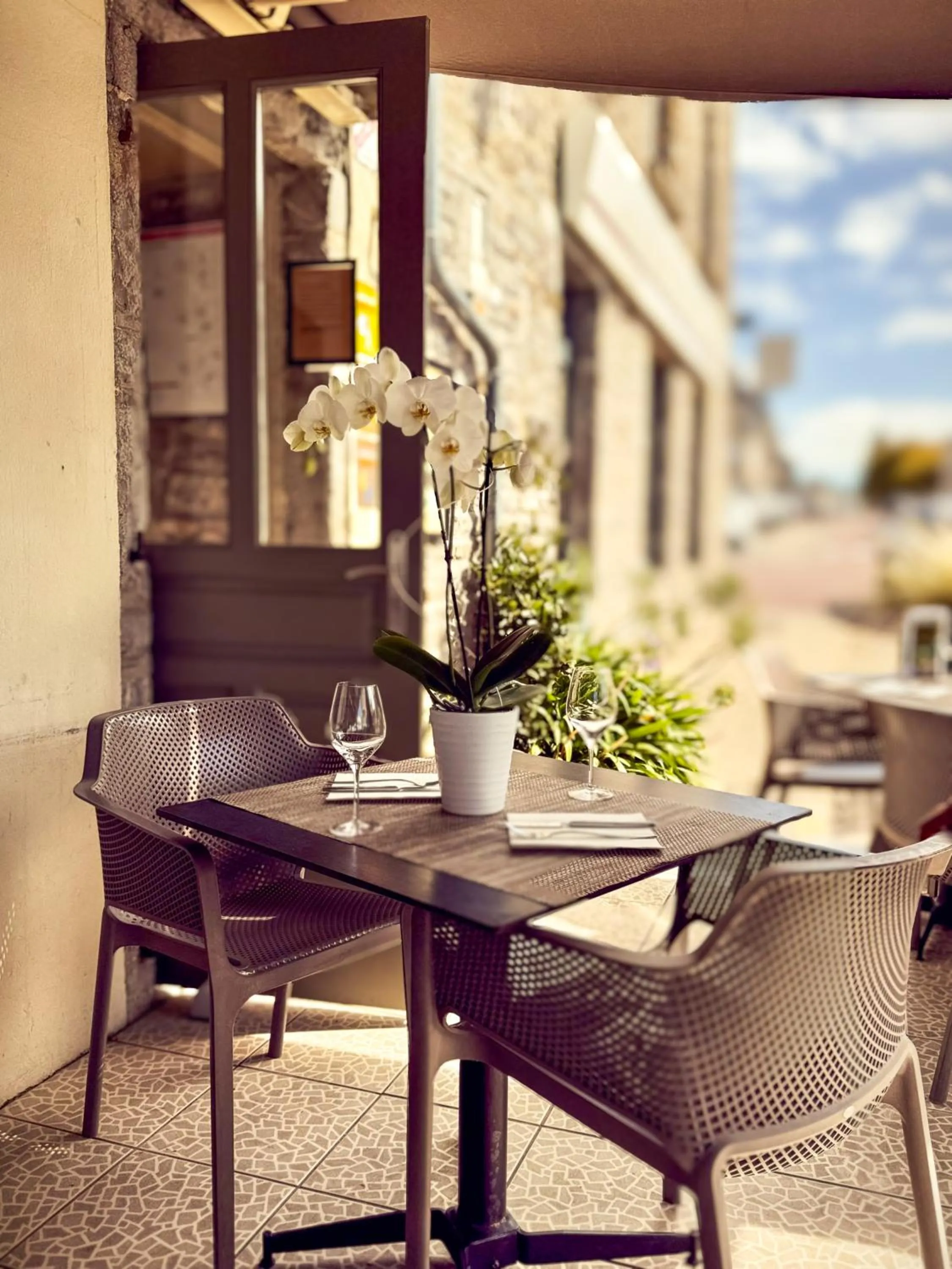 Patio in Aux 13 Arches-Logis Hôtel Restaurant