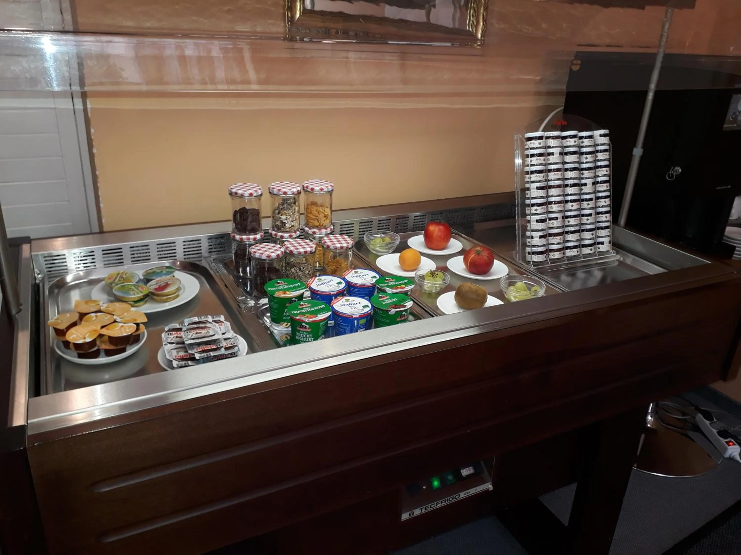 Breakfast in Hotel Garni am Markt - Businesshotel - Frühstücksbuffet - Fahrradabstellplatz - Hunde willkommen