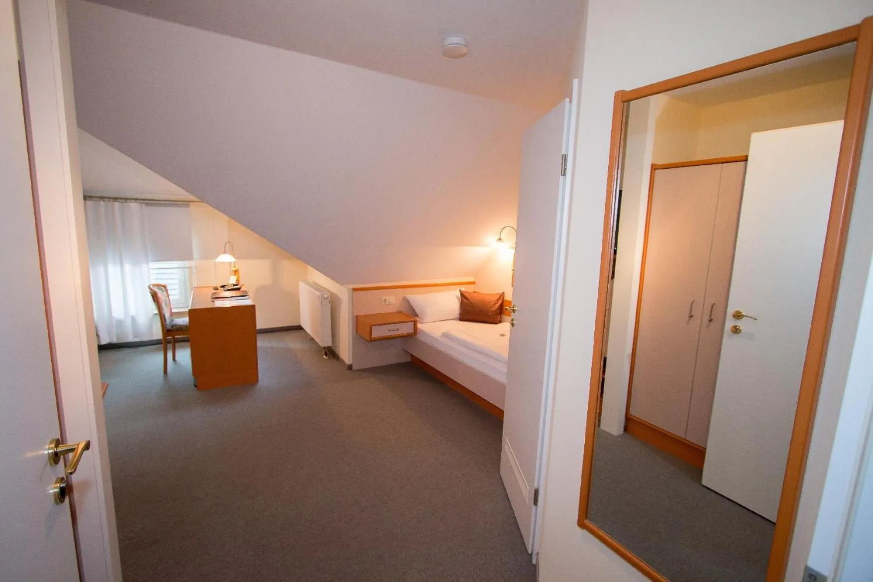 Photo of the whole room, Bed in Hotel Garni am Markt - Businesshotel - Frühstücksbuffet - Fahrradabstellplatz - Hunde willkommen