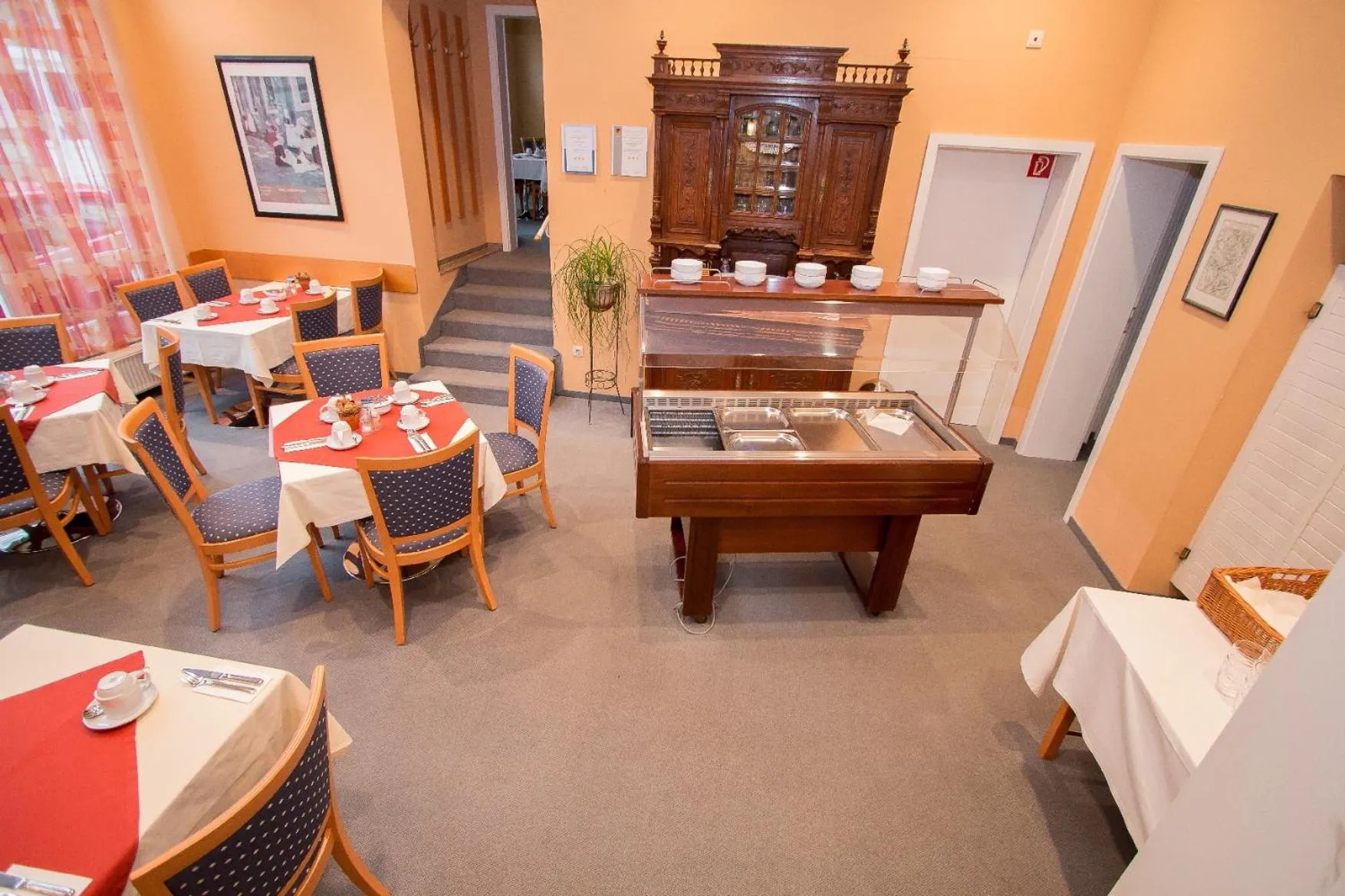 Food and drinks in Hotel Garni am Markt - Businesshotel - Frühstücksbuffet - Fahrradabstellplatz - Hunde willkommen