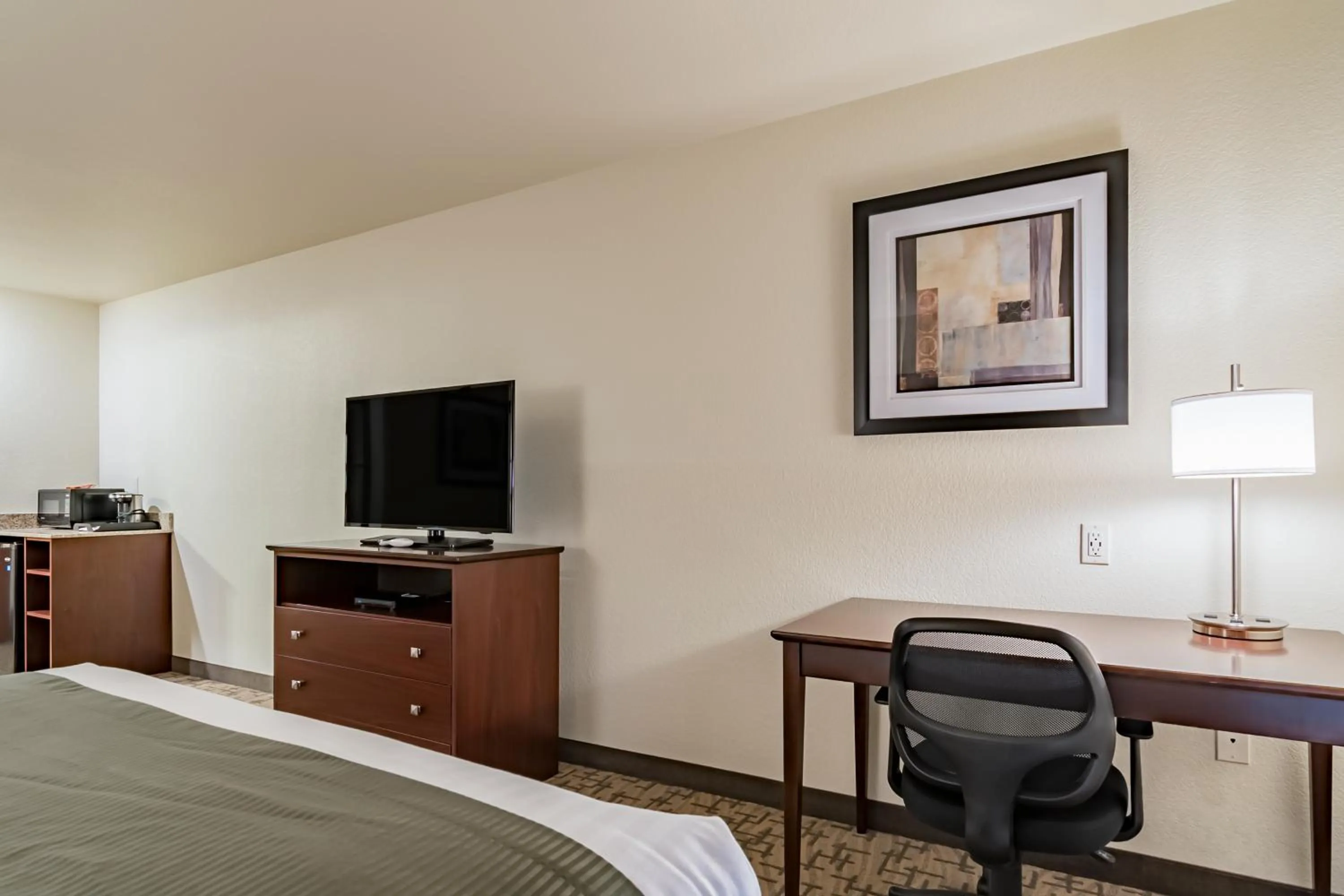 TV and multimedia, Bed in Cobblestone Inn & Suites - Lamoni
