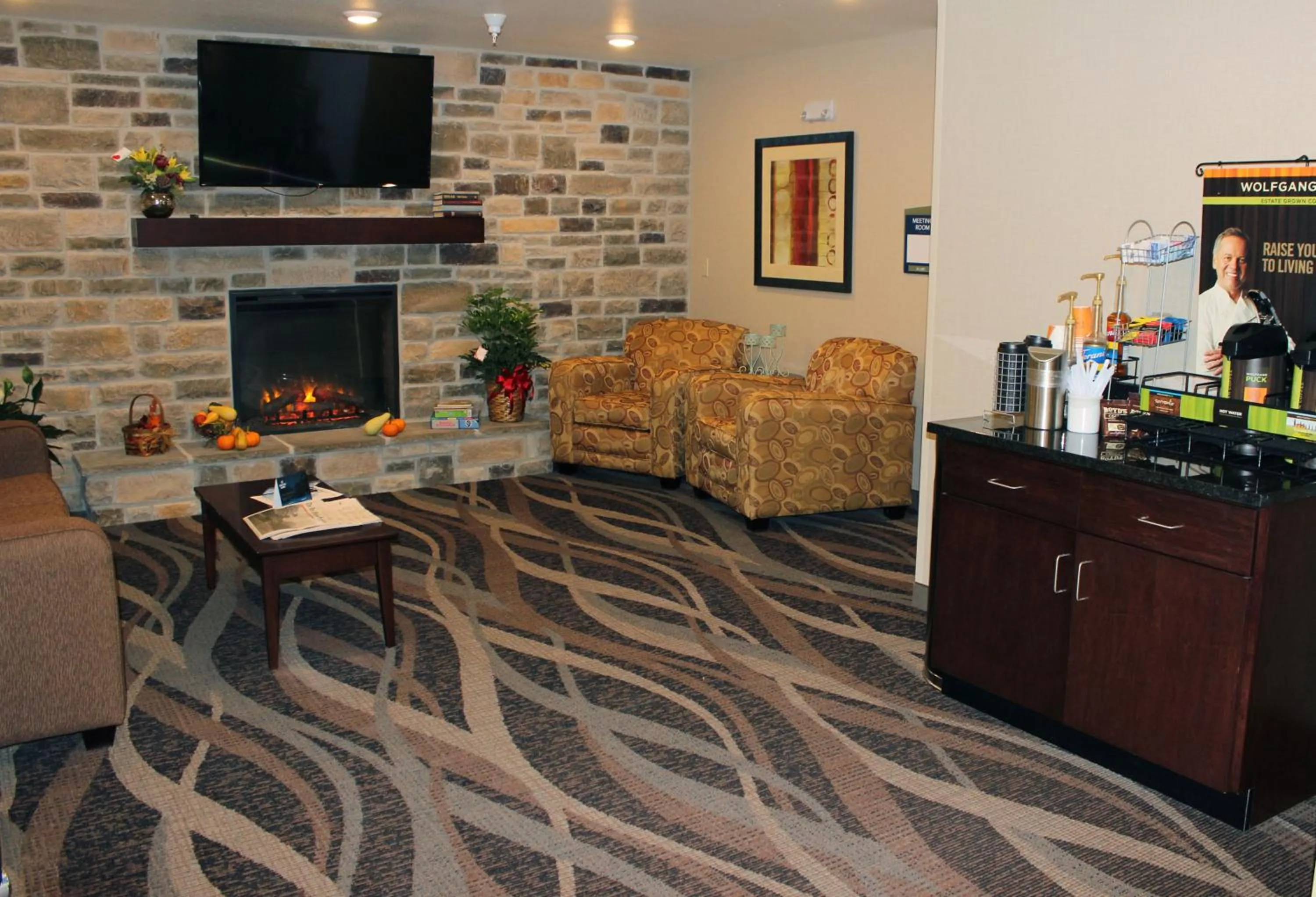 Communal lounge/ TV room in Cobblestone Inn & Suites - Lamoni