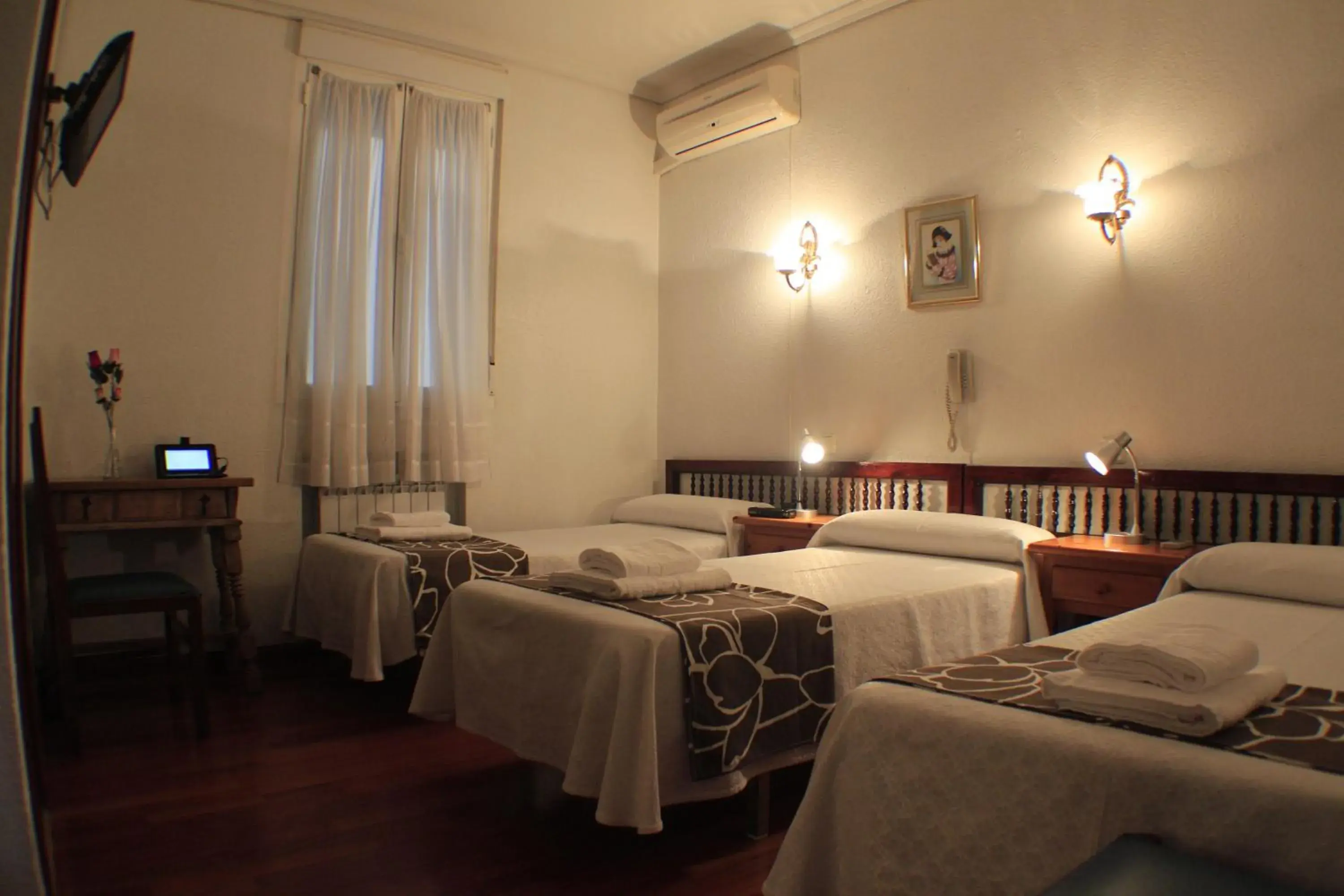 Double or Twin Room with Extra Bed in Hostal Esmeralda Double or Twin Room with Extra Bed in Hostal Esmeralda