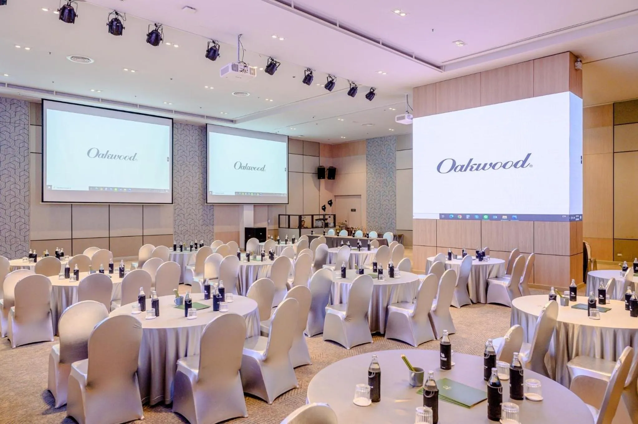 Banquet/Function facilities in Oakwood Hotel & Residence Sri Racha