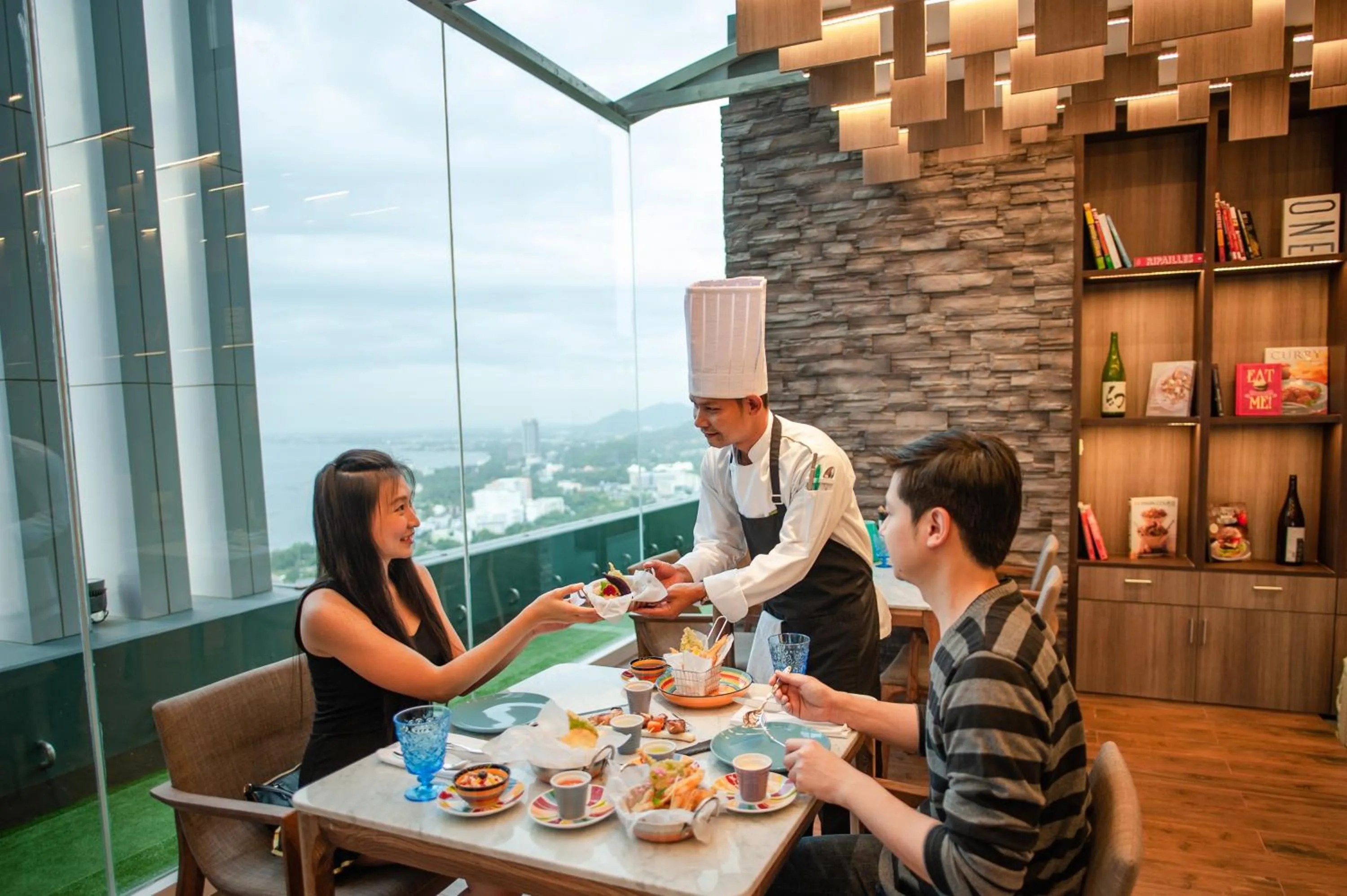 Restaurant/places to eat in Oakwood Hotel & Residence Sri Racha