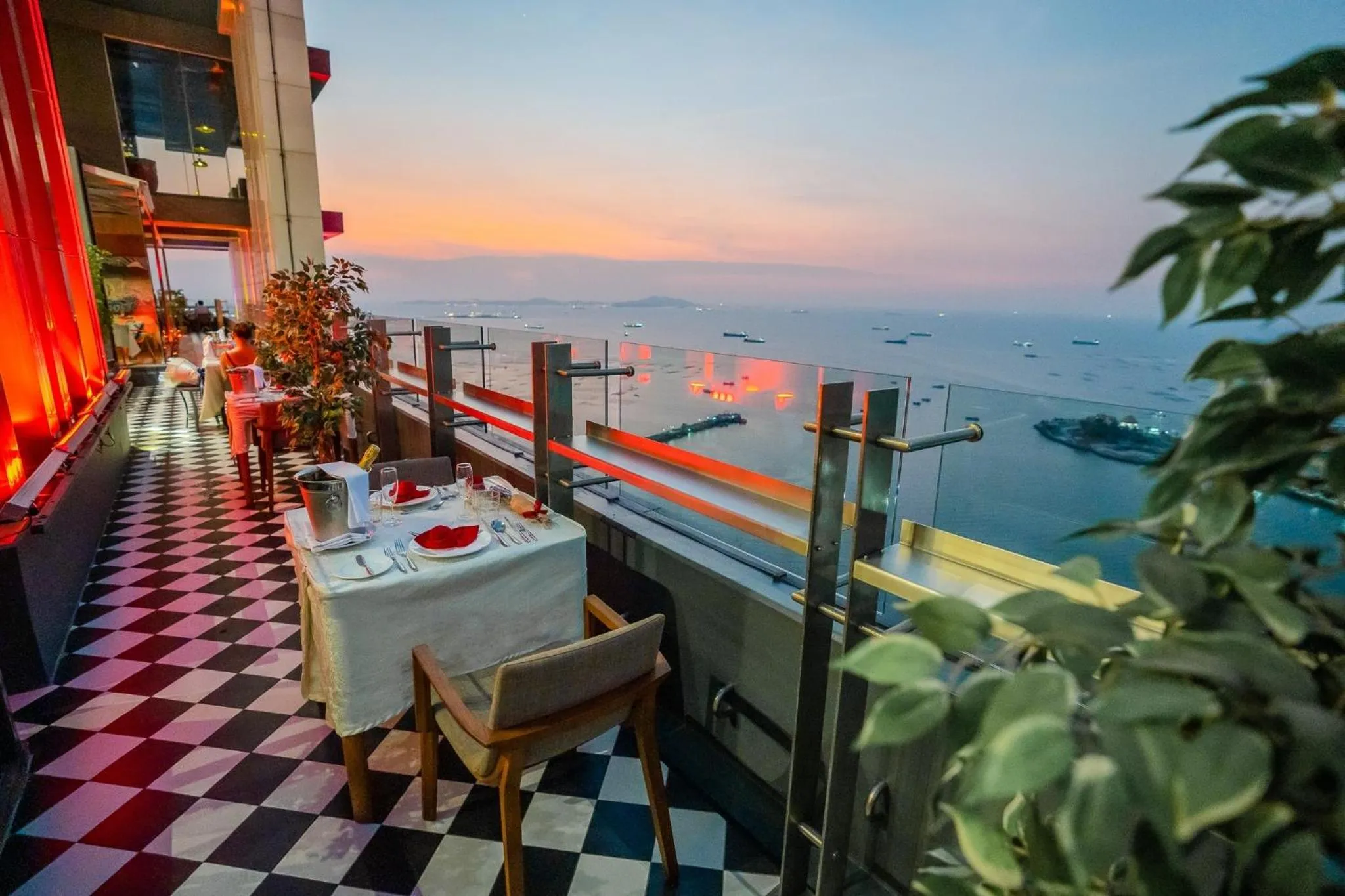 Restaurant/places to eat in Oakwood Hotel & Residence Sri Racha