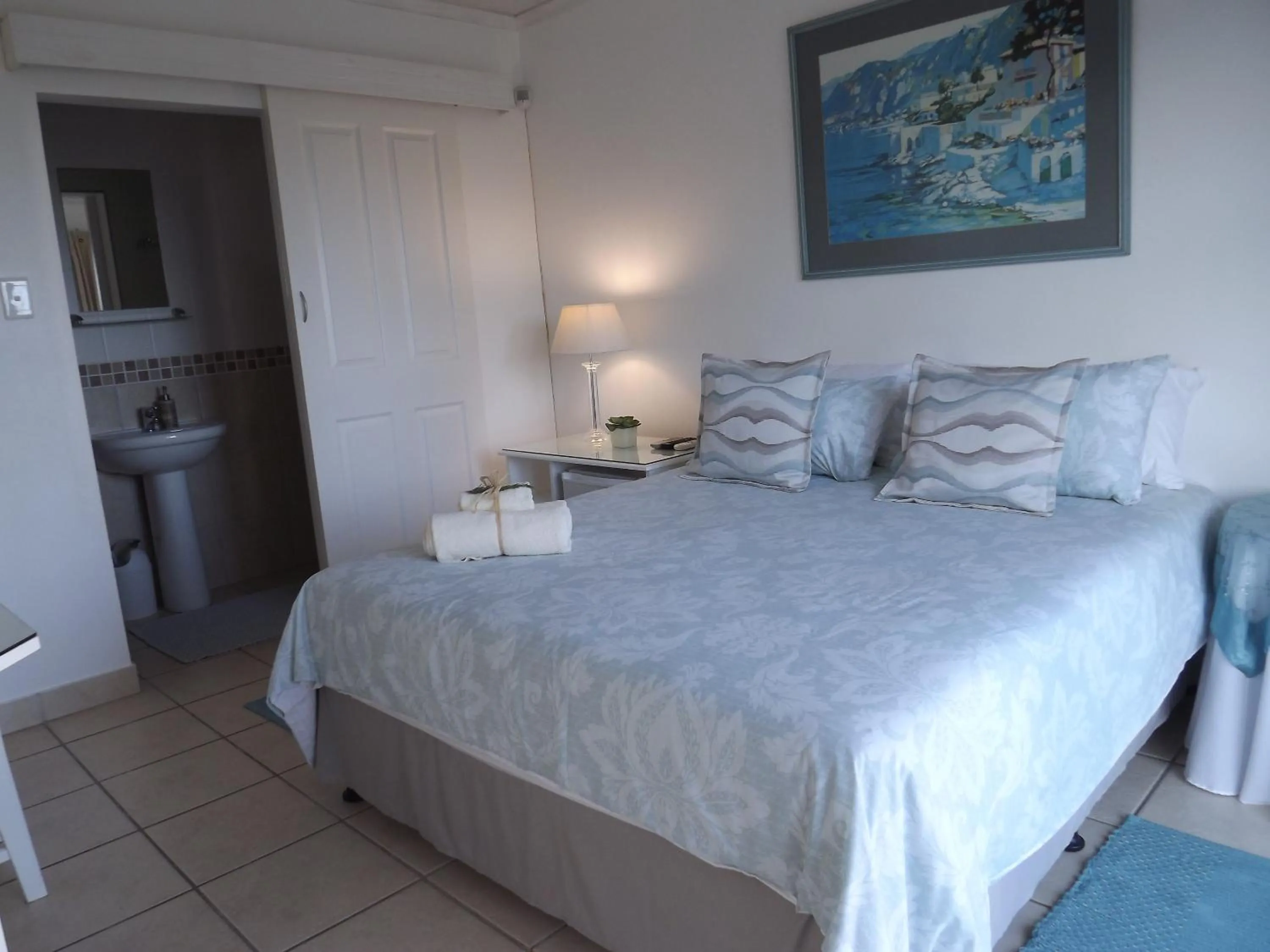 Photo of the whole room, Bed in Stroke-One-Inn