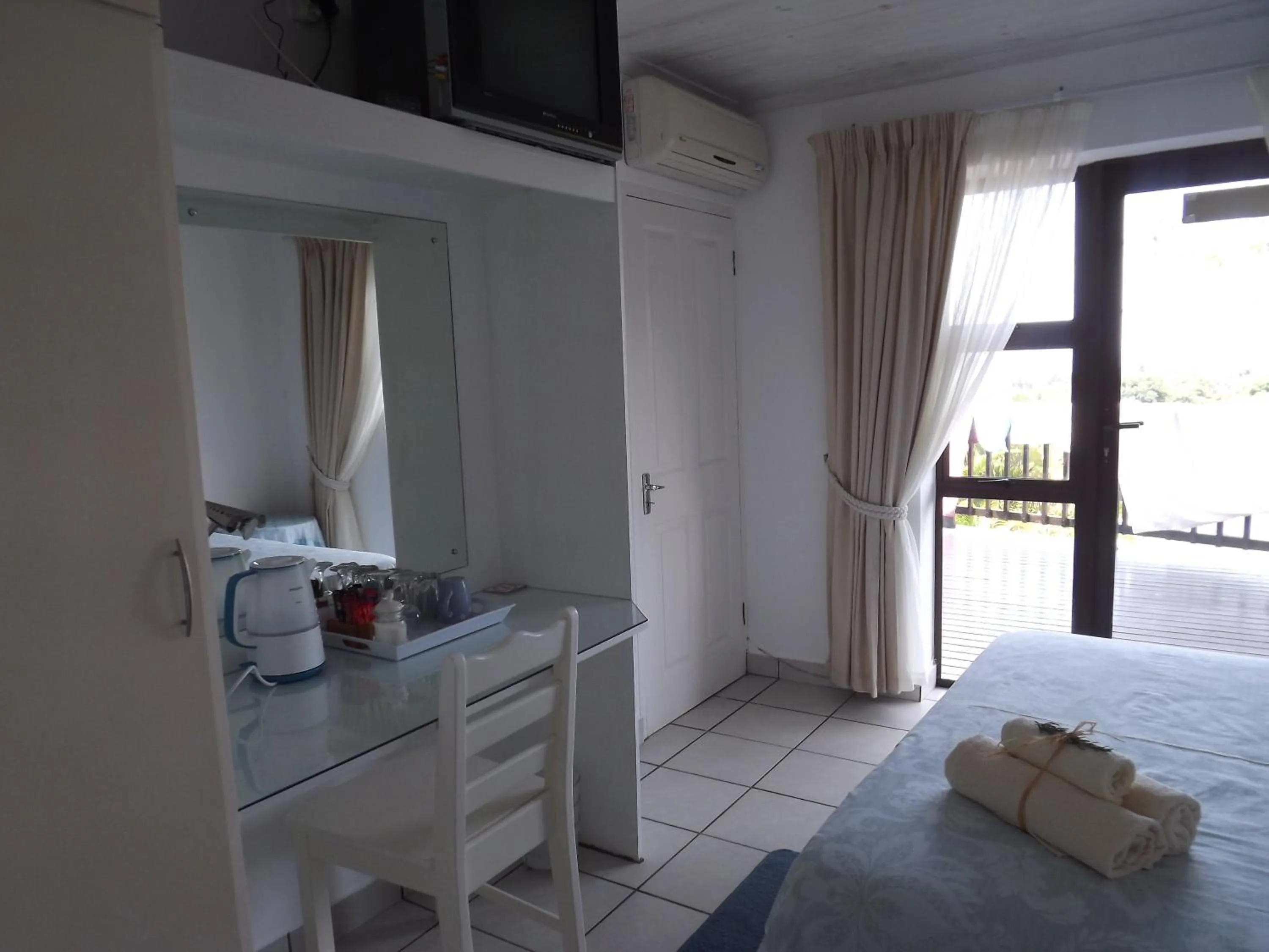 Coffee/tea facilities, Bed in Stroke-One-Inn