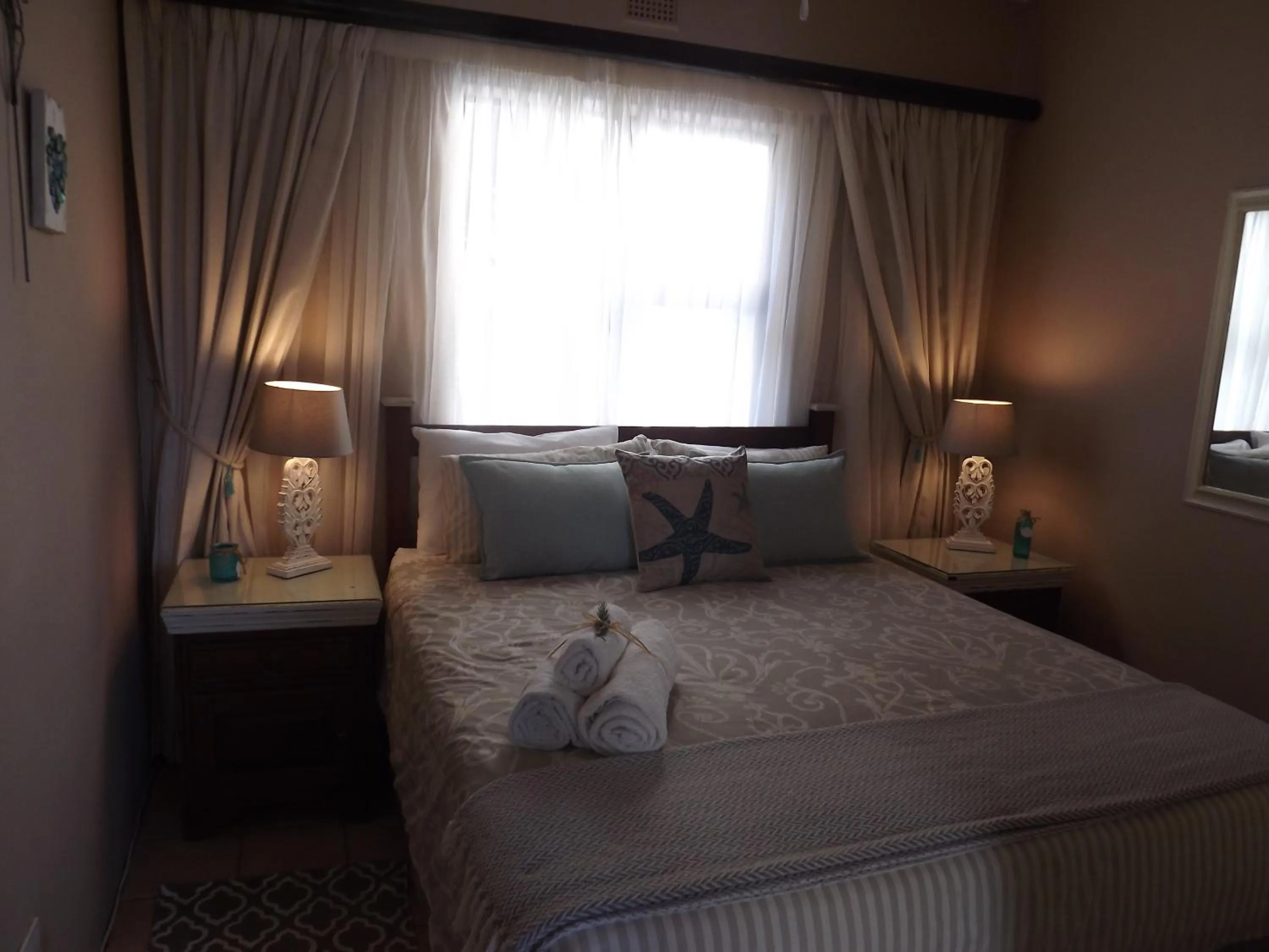 Photo of the whole room, Bed in Stroke-One-Inn