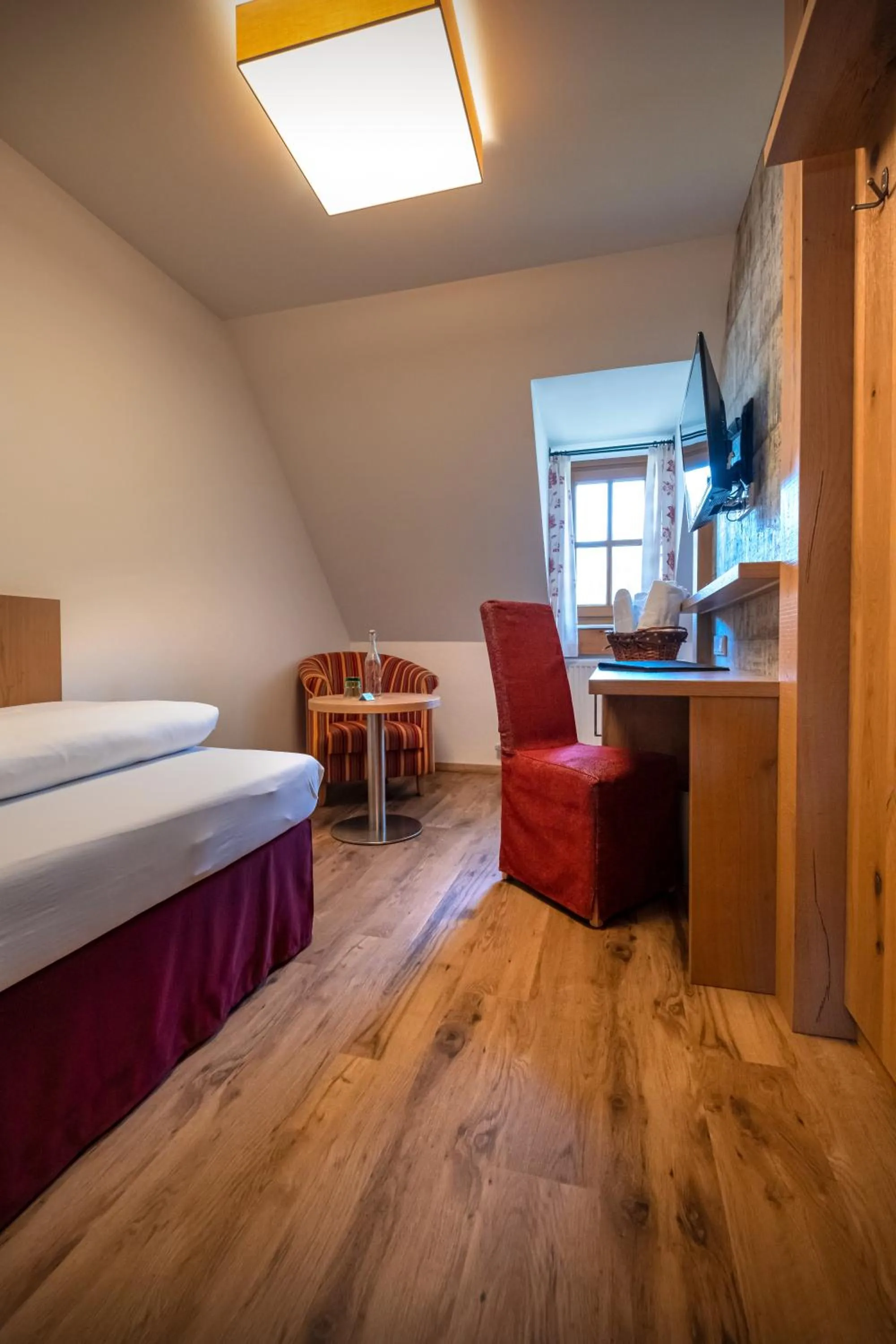 Photo of the whole room, Bed in Vogl's Nest