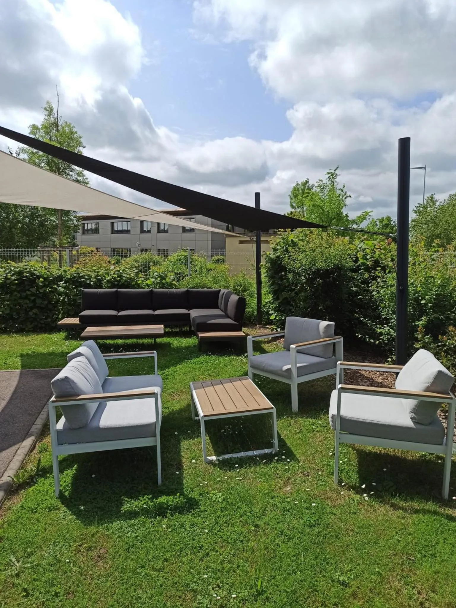 Patio in B&B HOTEL CHARTRES Oceane