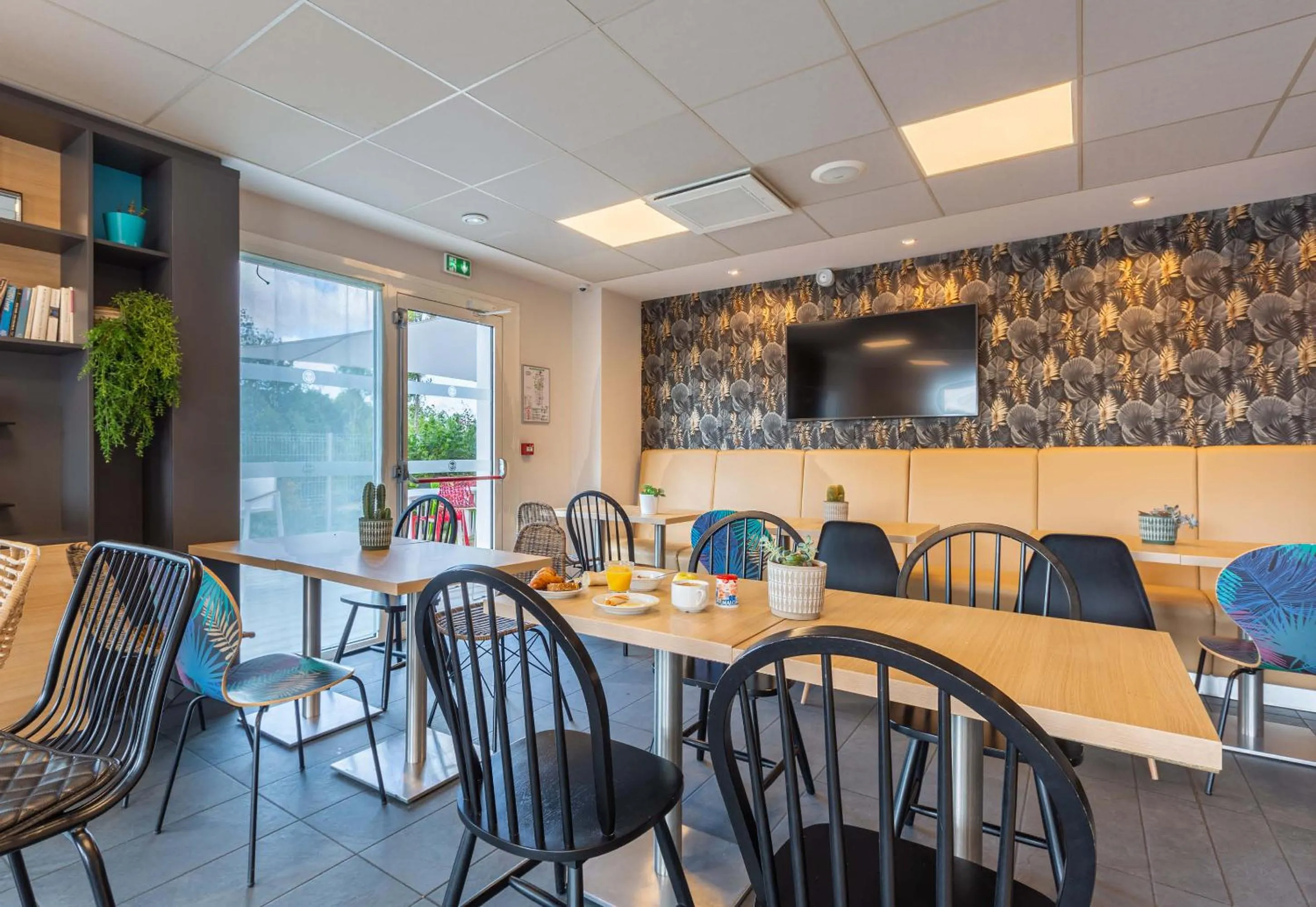 Restaurant/places to eat in B&B HOTEL CHARTRES Oceane